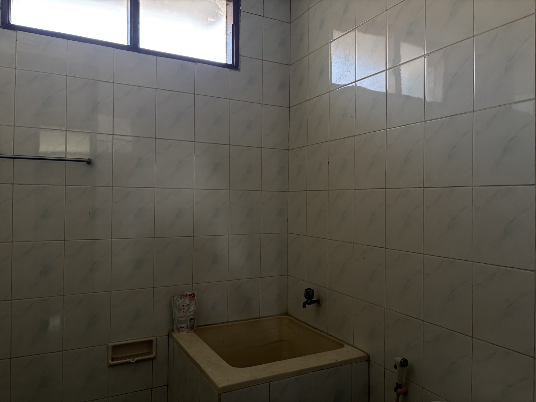 Rumah 2 Lantai Butuh Perbaikan dan BU di Raffles Hills 