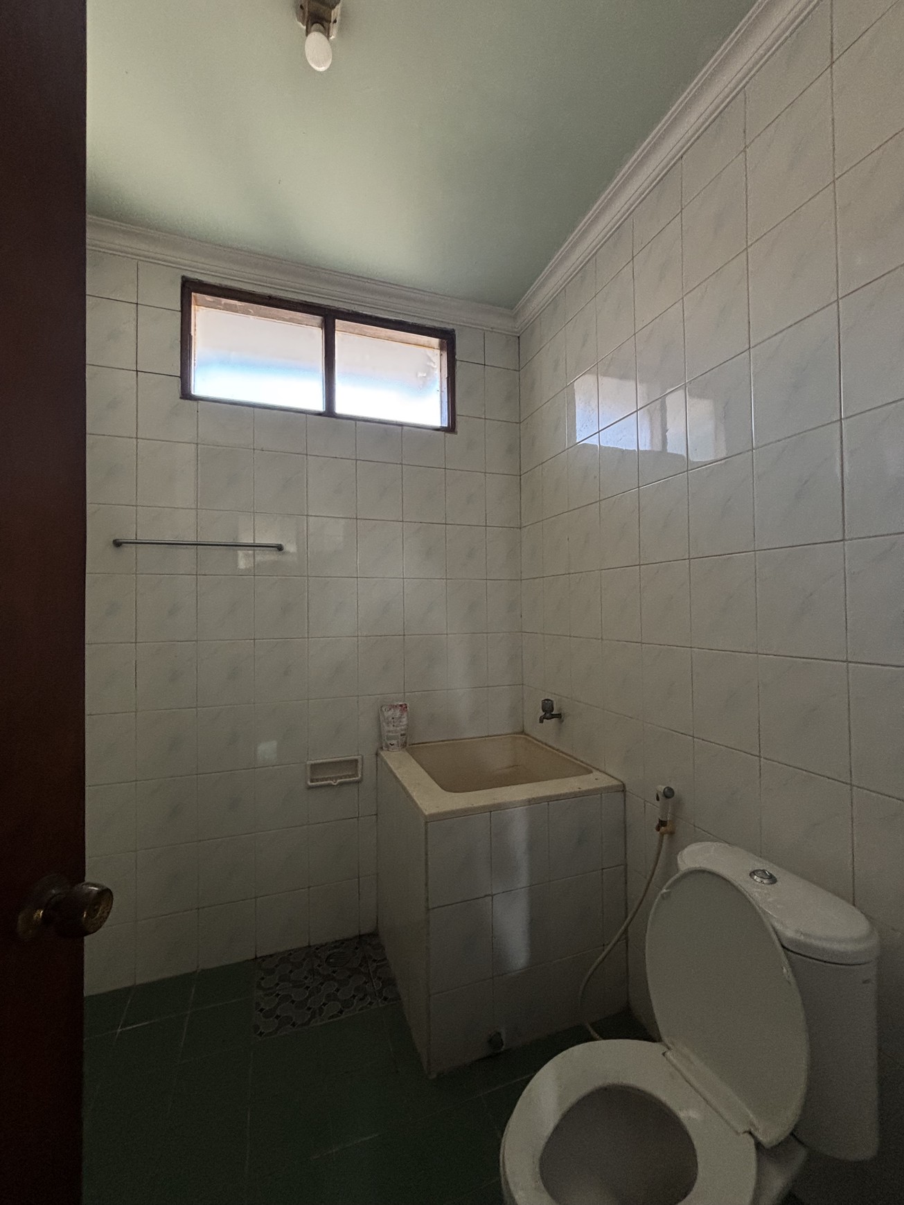 Rumah 2 Lantai Butuh Perbaikan dan BU di Raffles Hills 