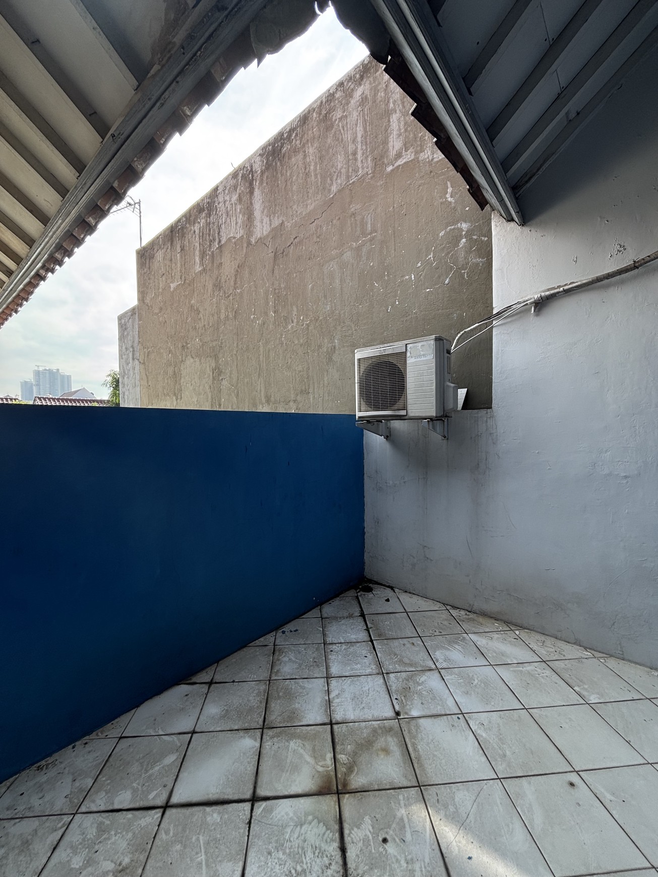 Rumah 2 Lantai Butuh Perbaikan dan BU di Raffles Hills 