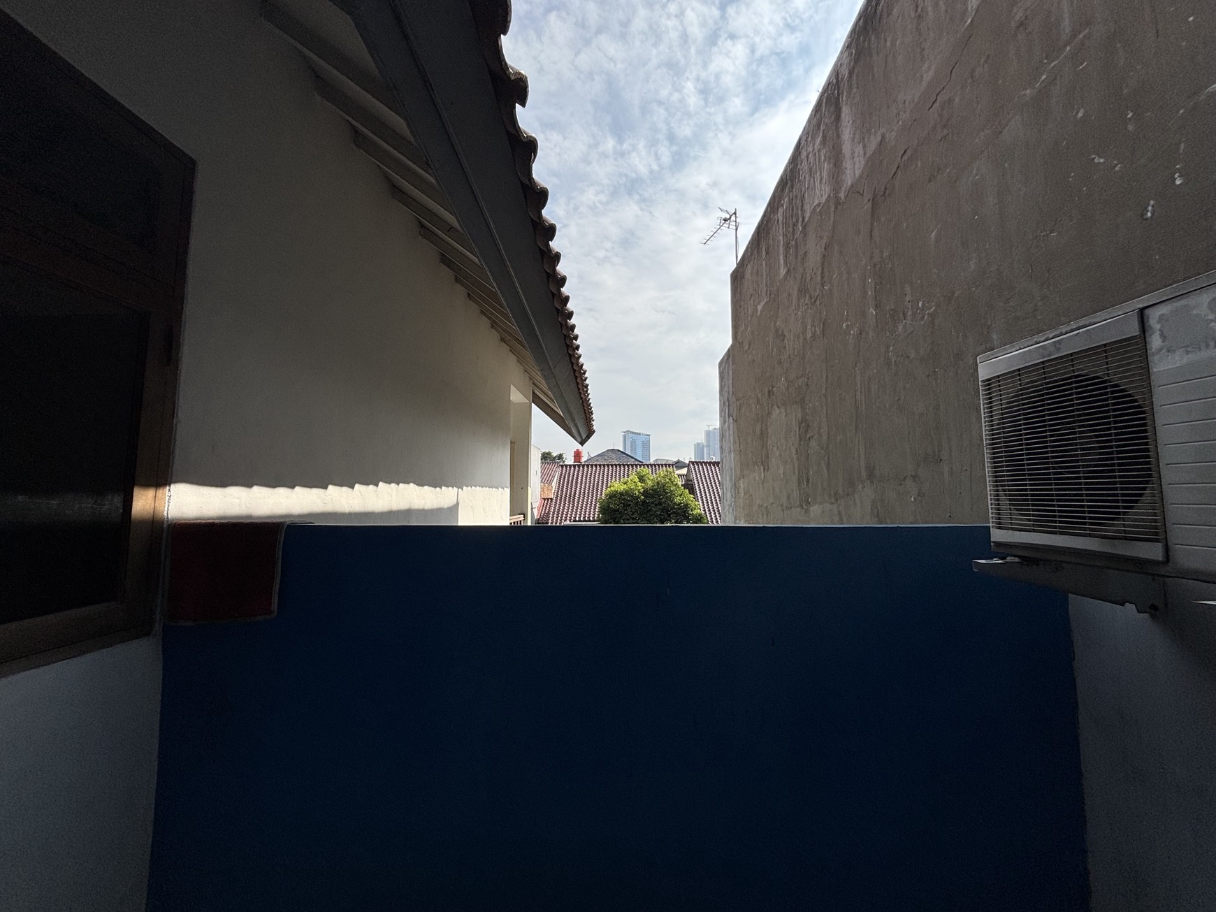 Rumah 2 Lantai Butuh Perbaikan dan BU di Raffles Hills 