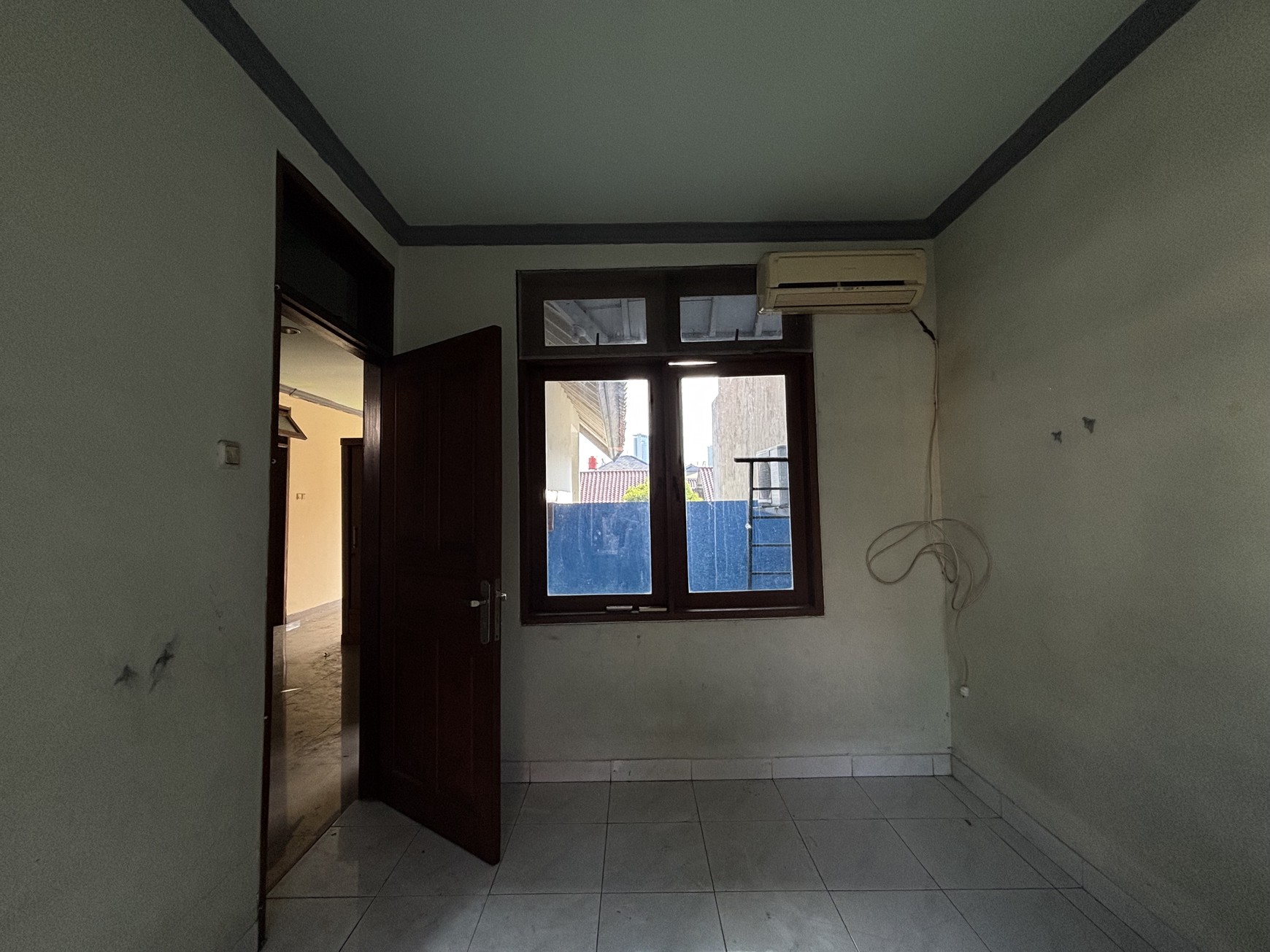 Rumah 2 Lantai Butuh Perbaikan dan BU di Raffles Hills 