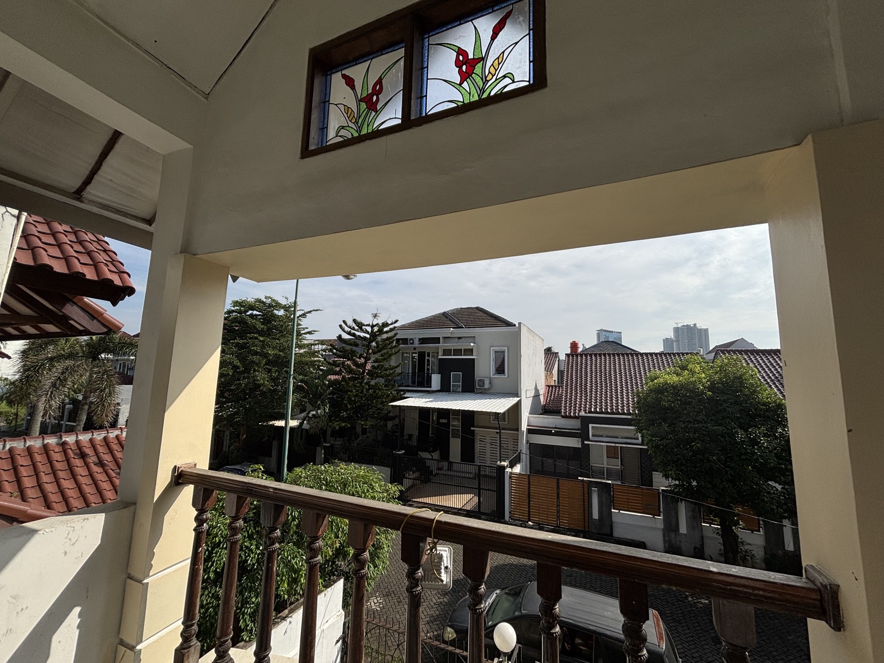 Rumah 2 Lantai Butuh Perbaikan dan BU di Raffles Hills 