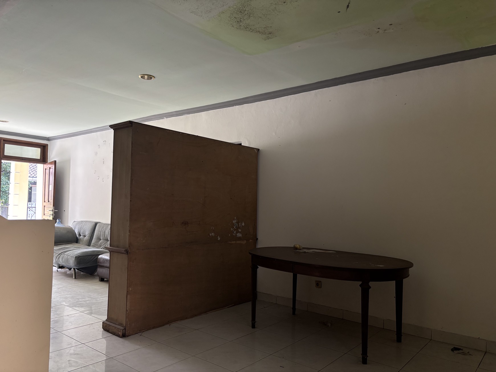 Rumah 2 Lantai Butuh Perbaikan dan BU di Raffles Hills 