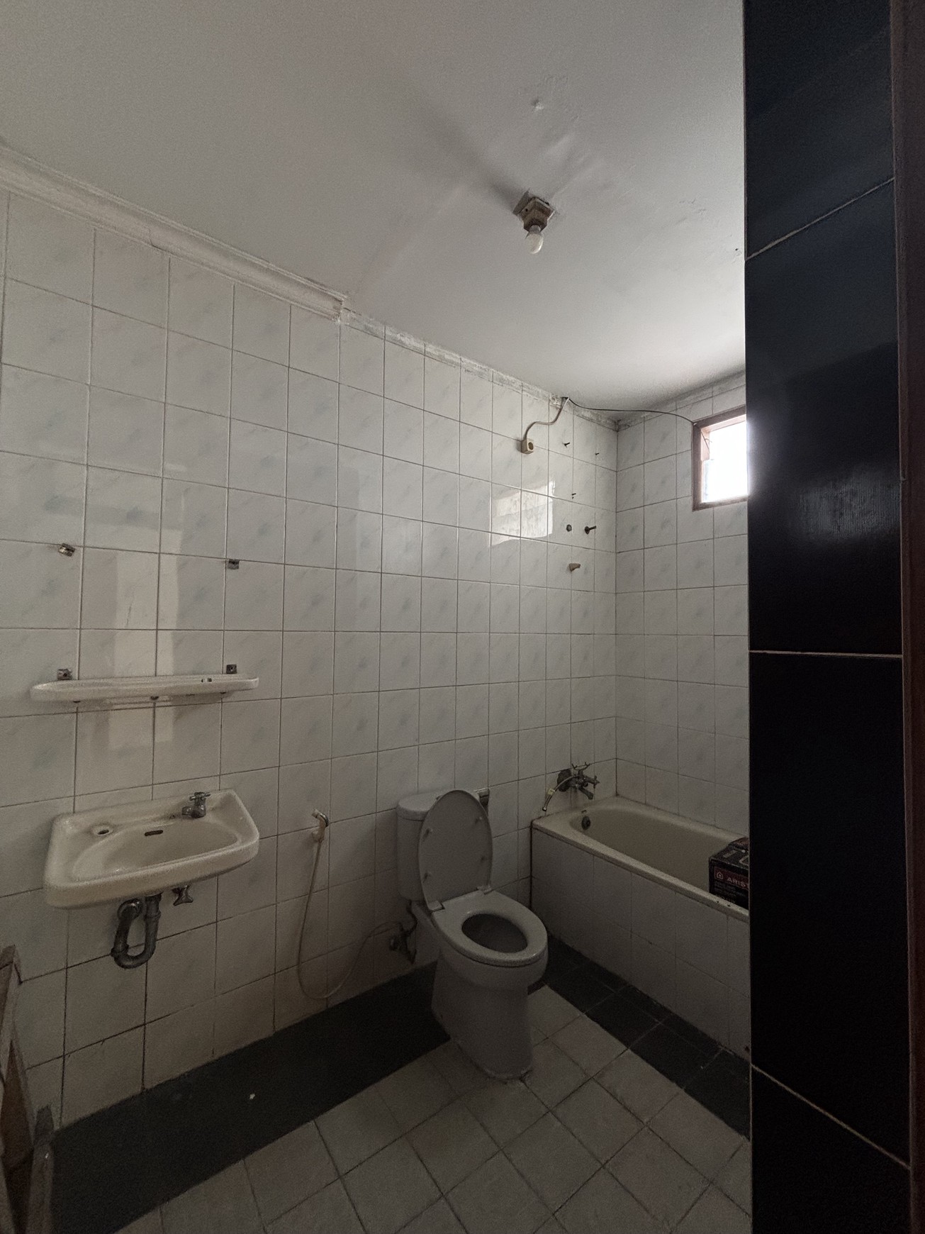 Rumah 2 Lantai Butuh Perbaikan dan BU di Raffles Hills 