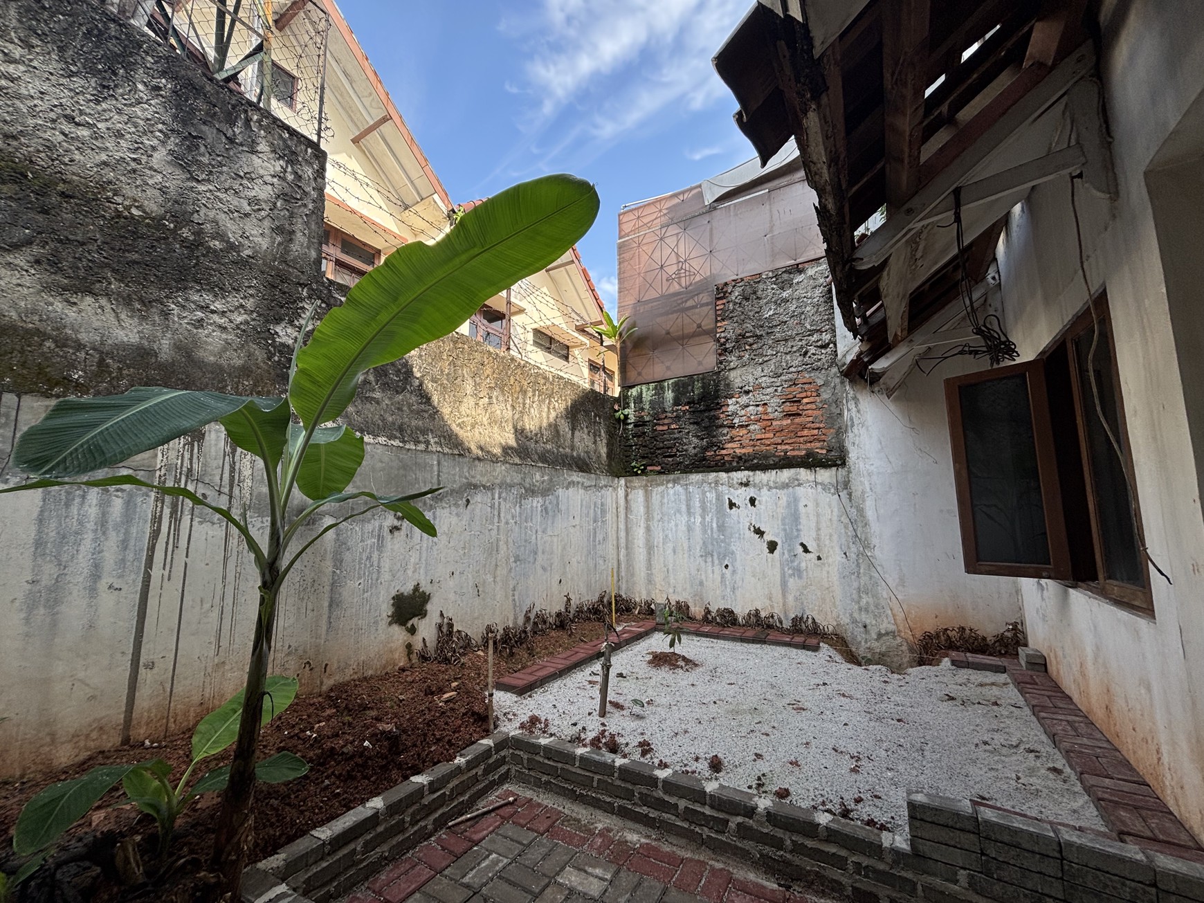 Rumah 2 Lantai Butuh Perbaikan dan BU di Raffles Hills 