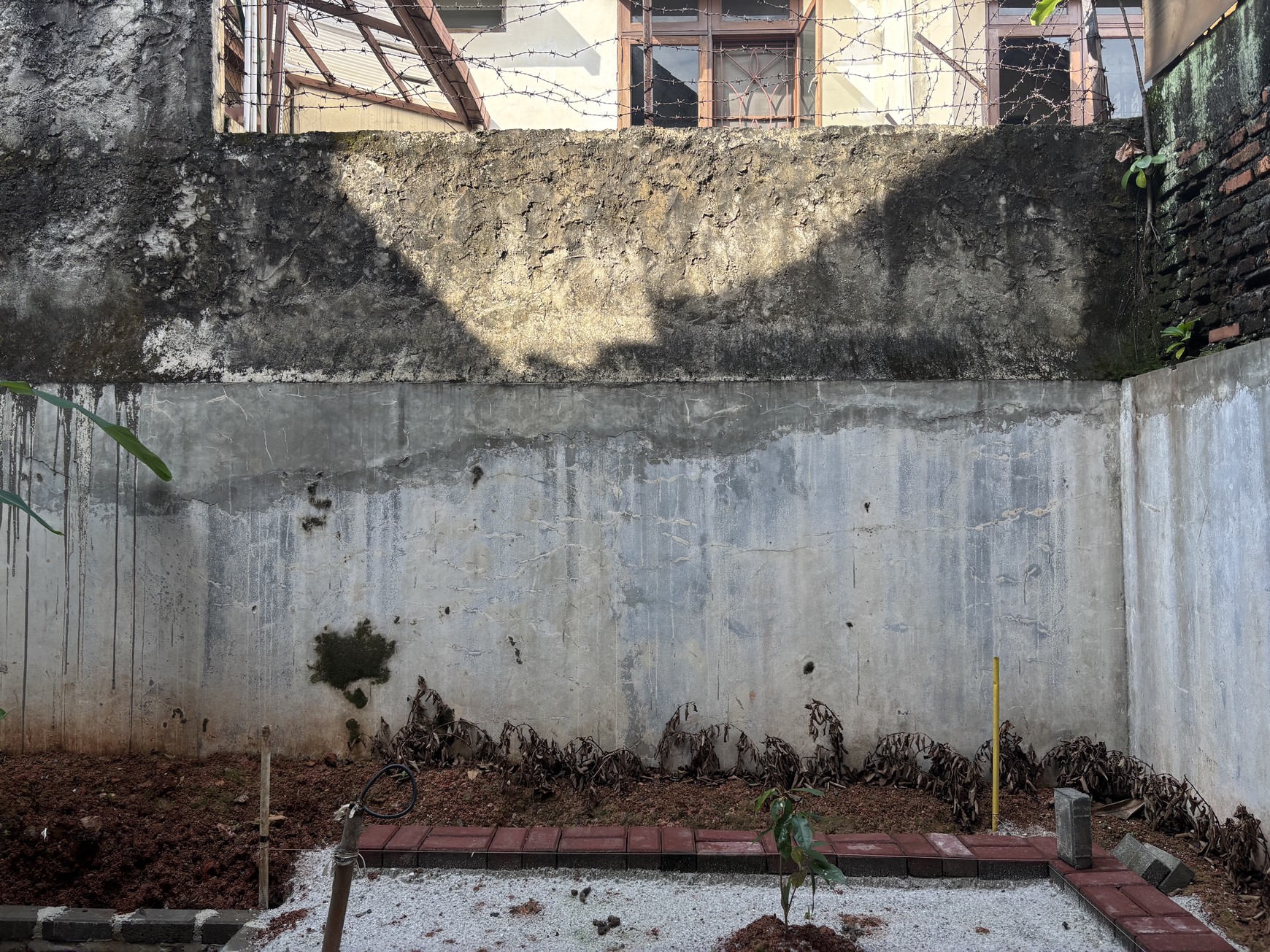 Rumah 2 Lantai Butuh Perbaikan dan BU di Raffles Hills 