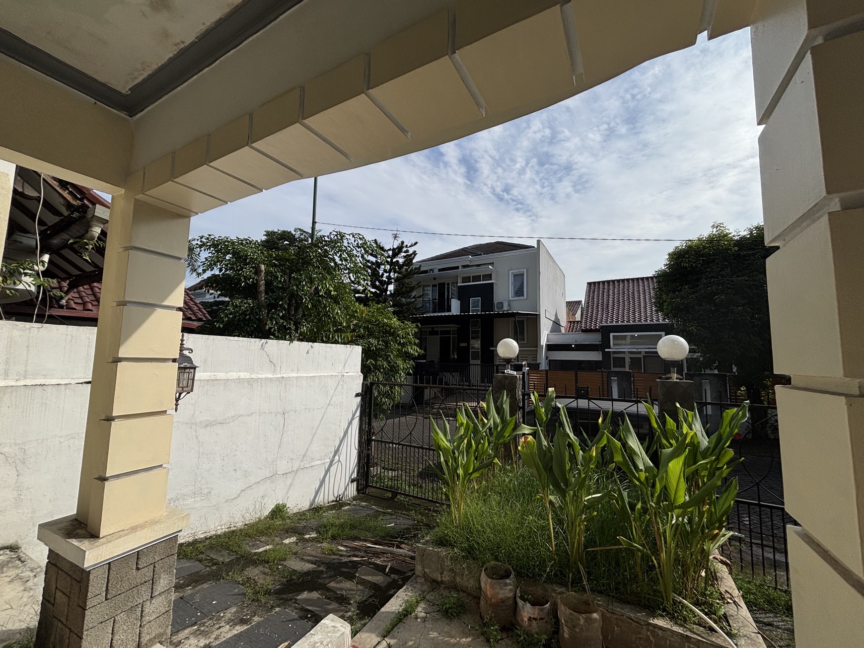 Rumah 2 Lantai Butuh Perbaikan dan BU di Raffles Hills 