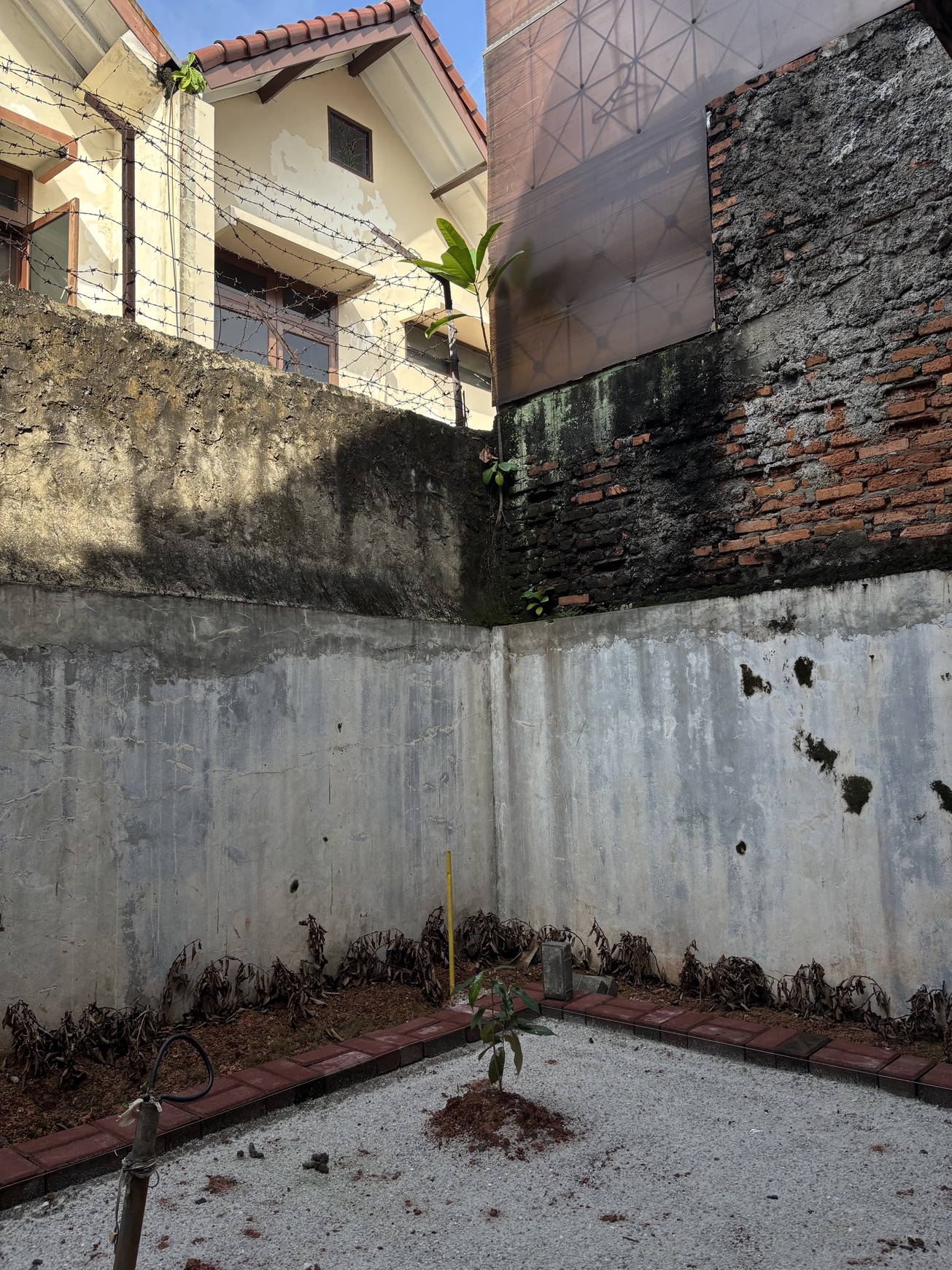 Rumah 2 Lantai Butuh Perbaikan dan BU di Raffles Hills 