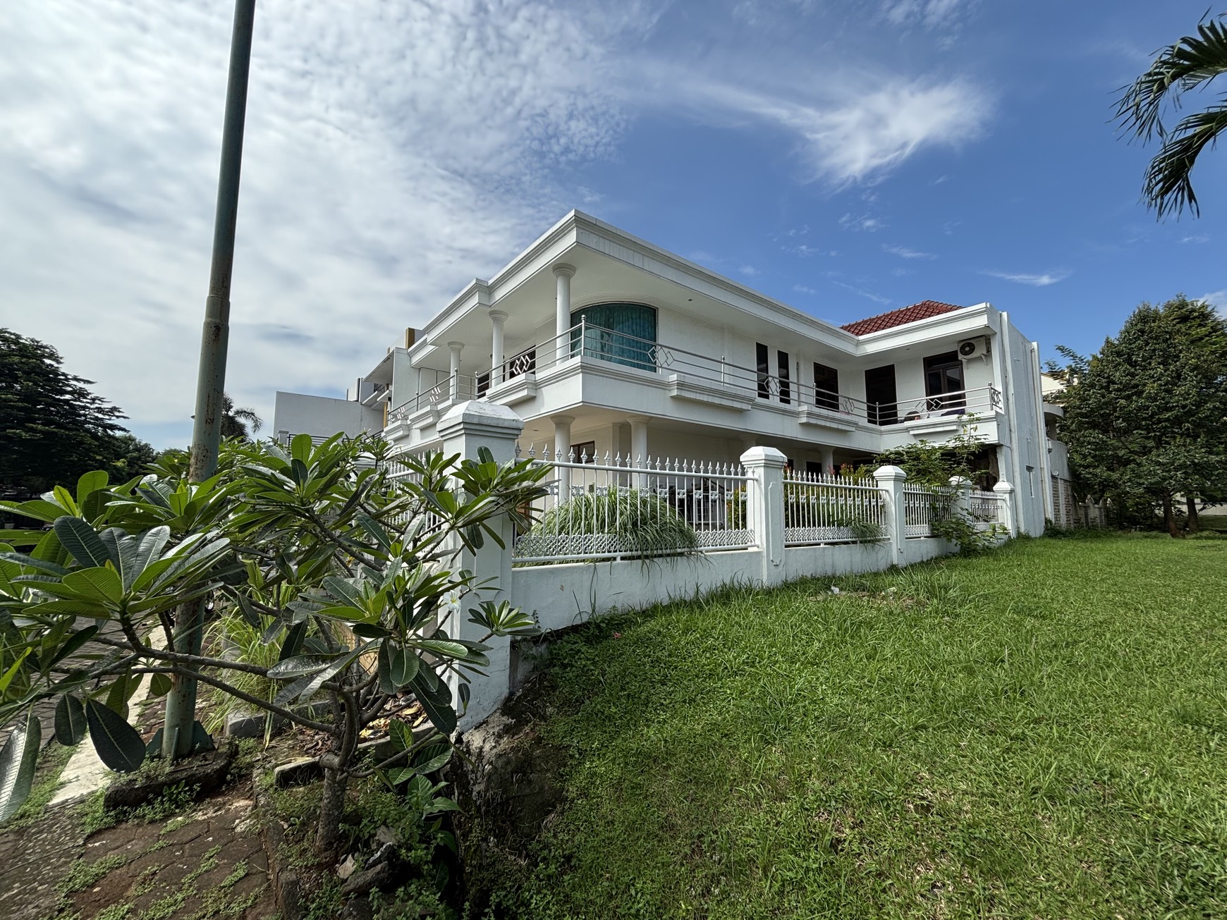 Rumah 2 Lantai Hoek di  di Raffles Hills 