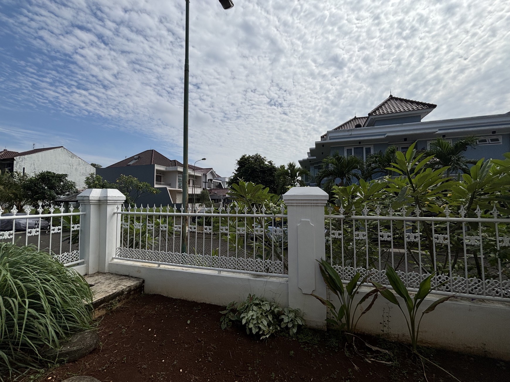 Rumah 2 Lantai Hoek di  di Raffles Hills 