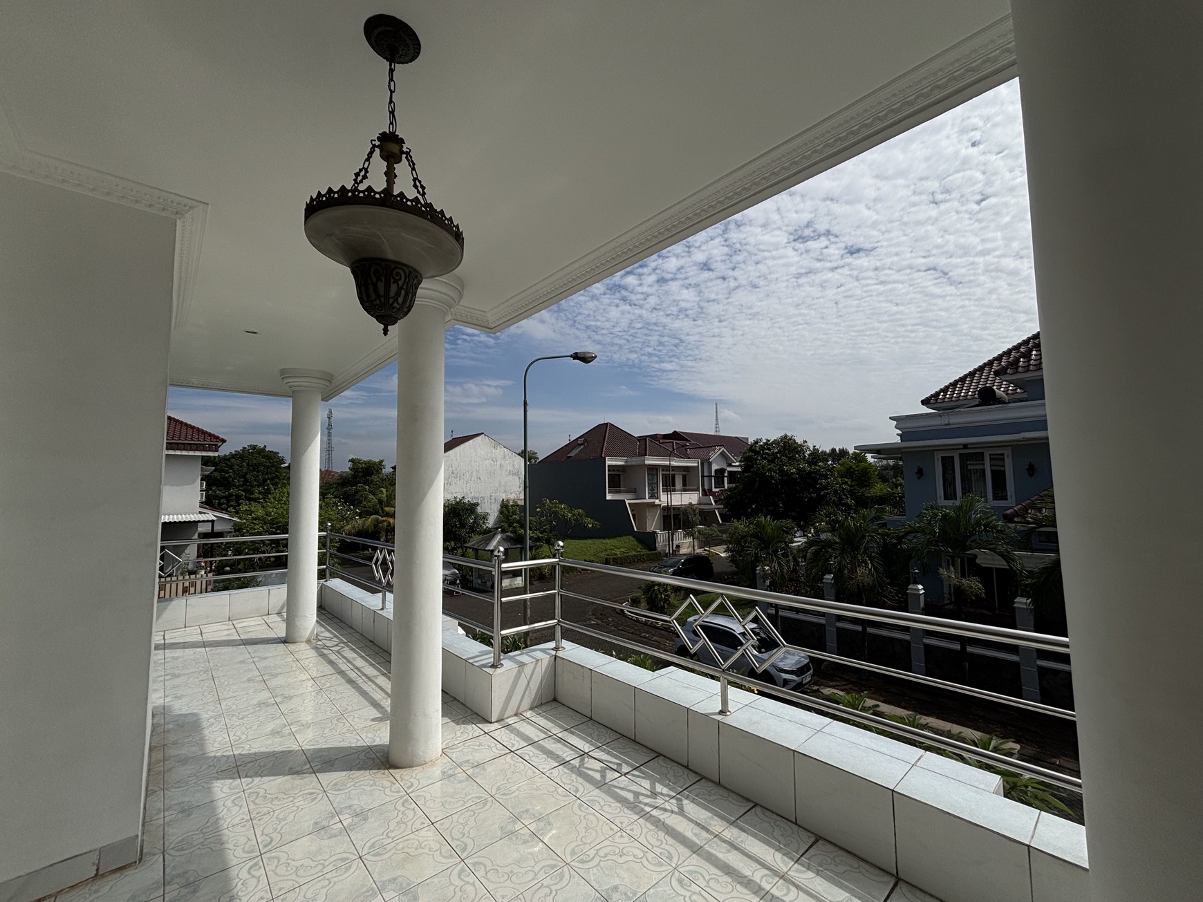 Rumah 2 Lantai Hoek di  di Raffles Hills 