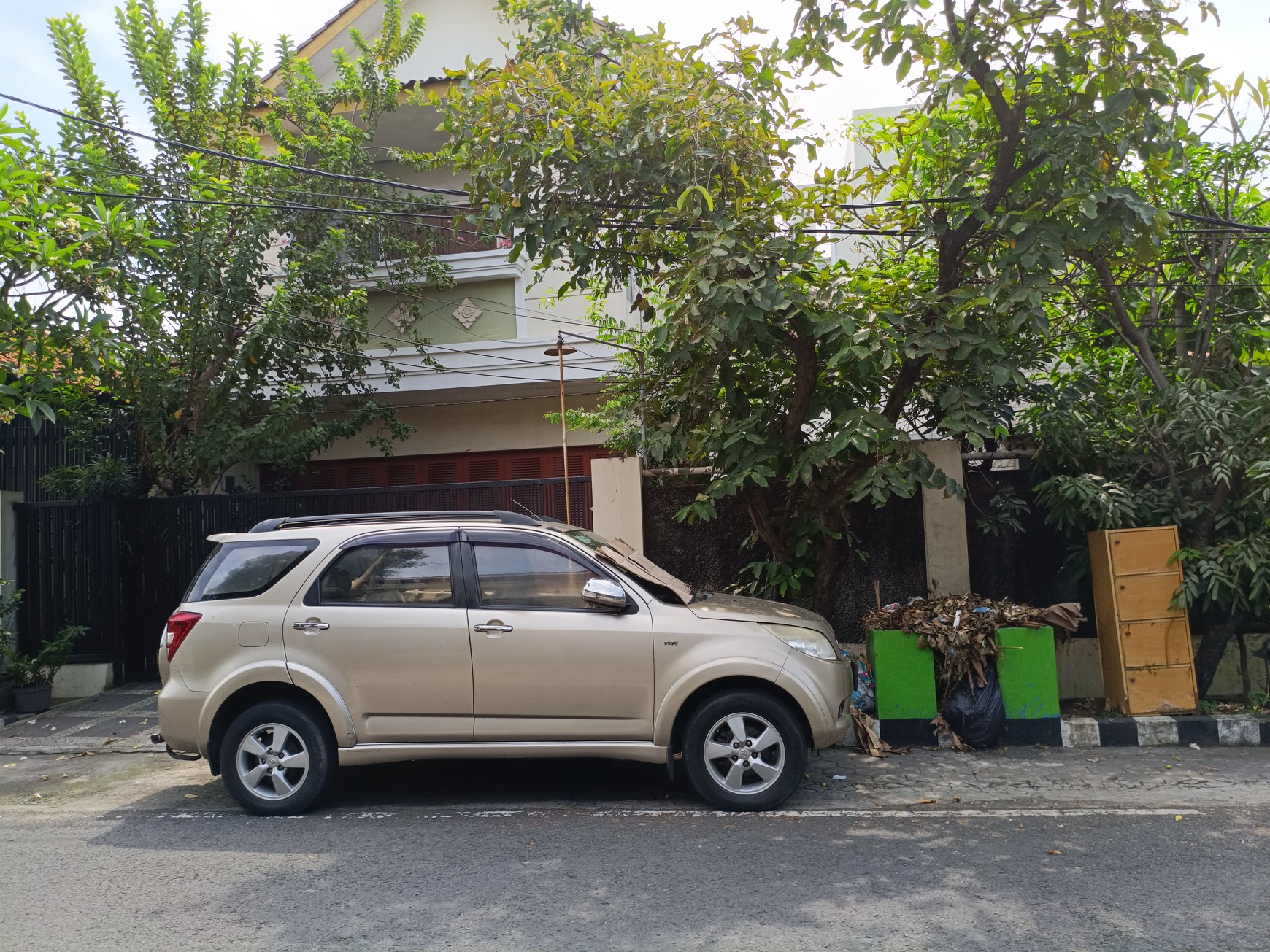 Dijual Rumah Luas Potensial di Raya MERR Surabaya | Siap Renovasi!