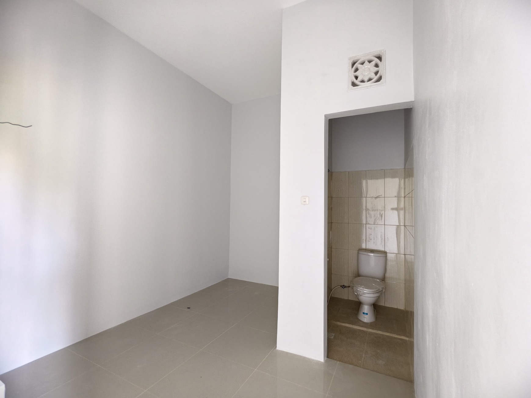 Rumah Kos Dekat MERR - Bangunan Baru 2 Lantai, 12 Kamar, Siap Custom Finishing