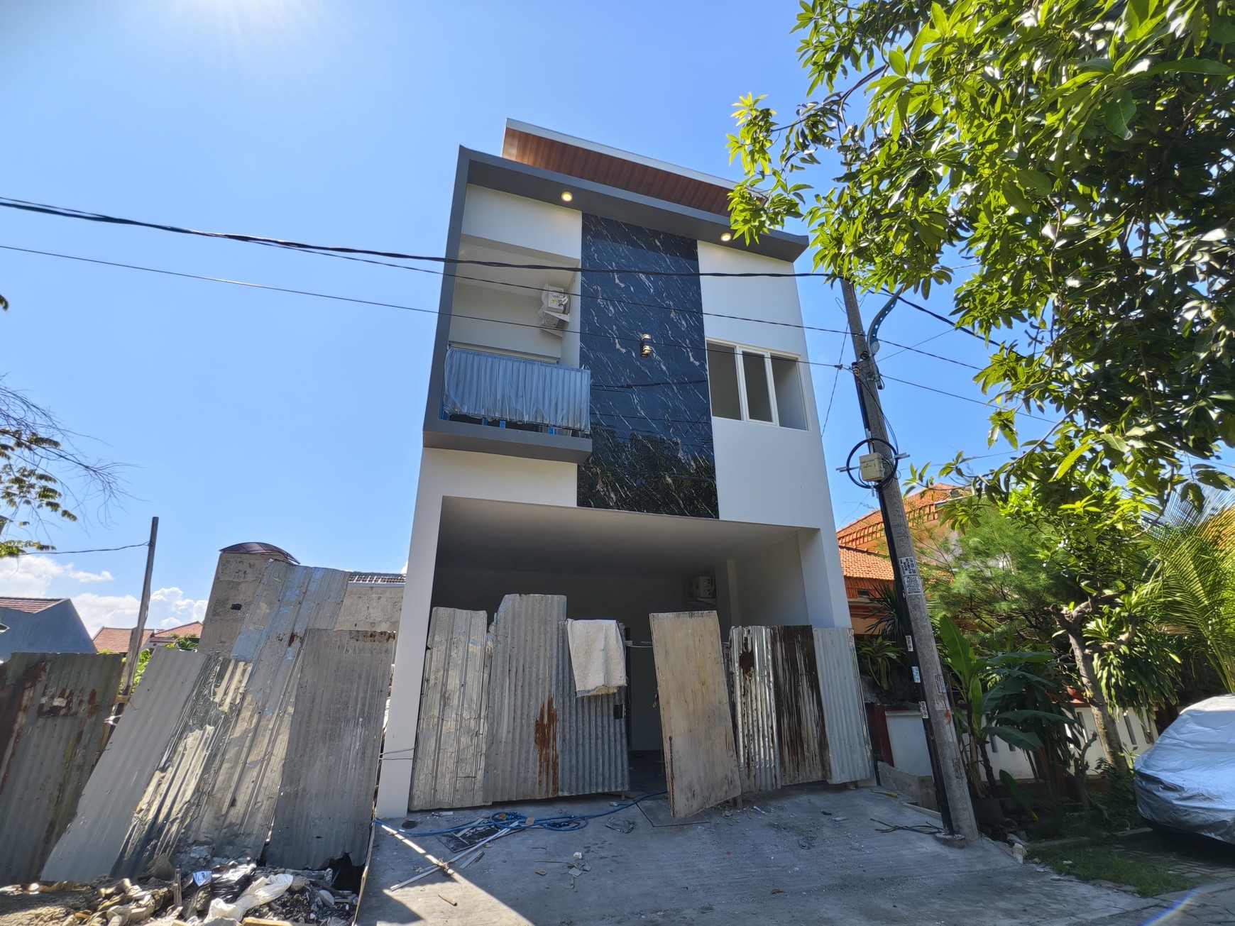 Investasi Rumah Kos Eksklusif di Zona Kampus MERR - 12 Kamar, Carport 2 Mobil