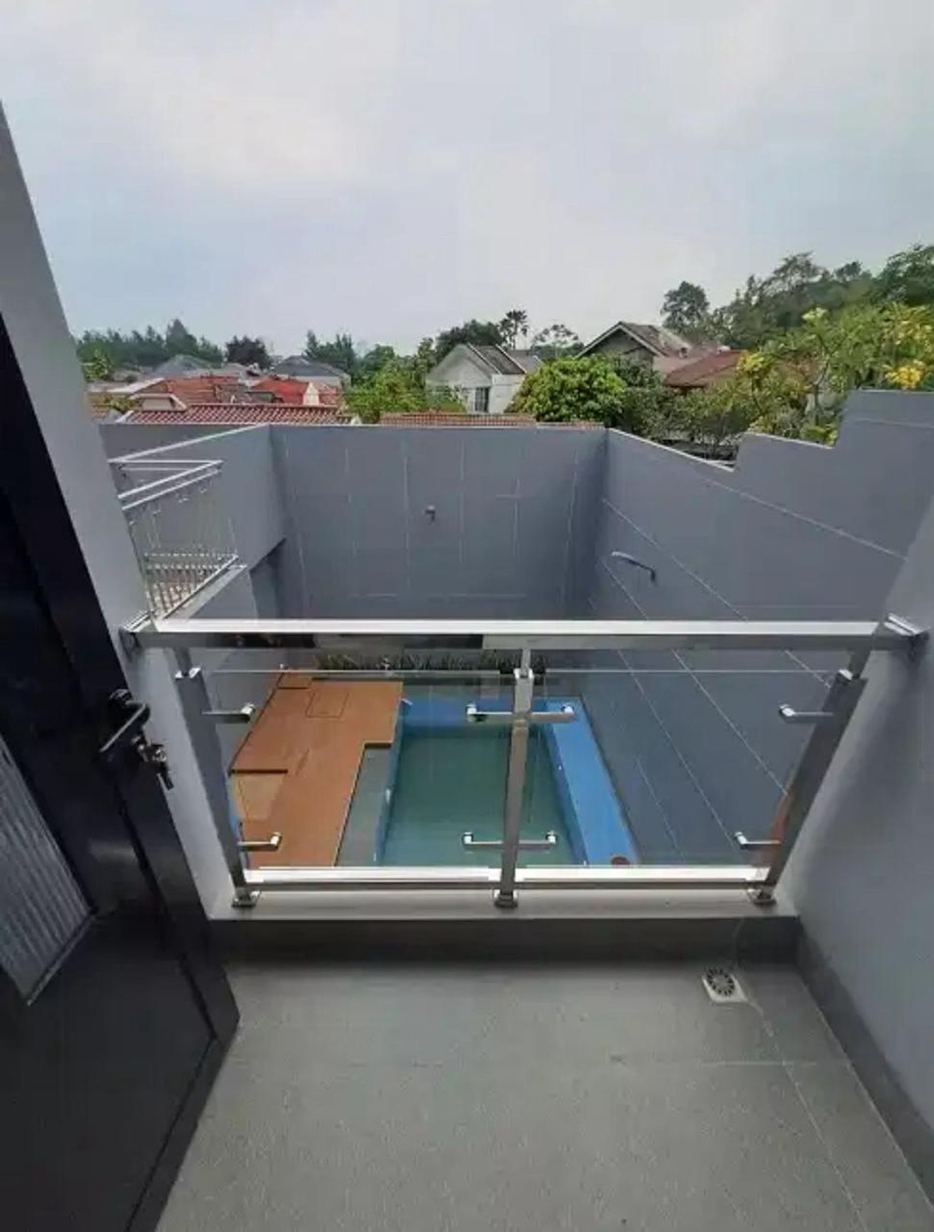 Rumah di jual modern 2 lantai dengan kolam renang