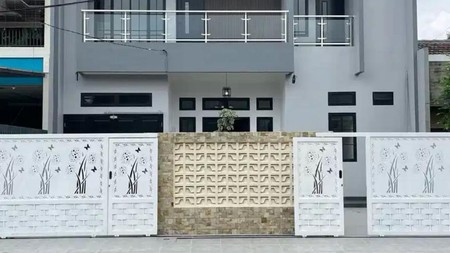 Rumah  di jual  modern 2 lantai dengan kolam renang 