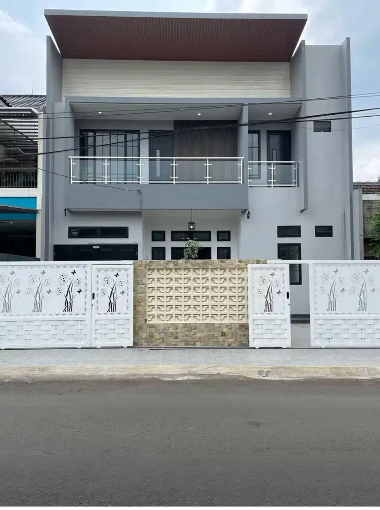 Rumah di jual modern 2 lantai dengan kolam renang