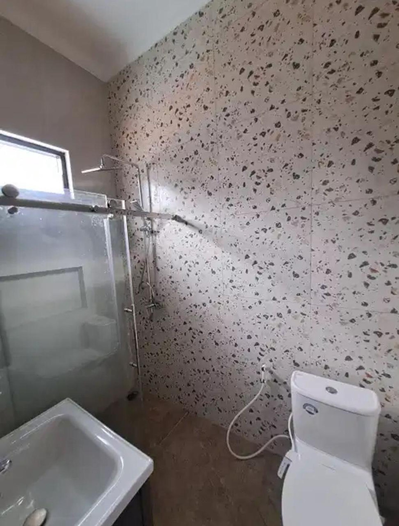 Rumah di jual modern 2 lantai dengan kolam renang