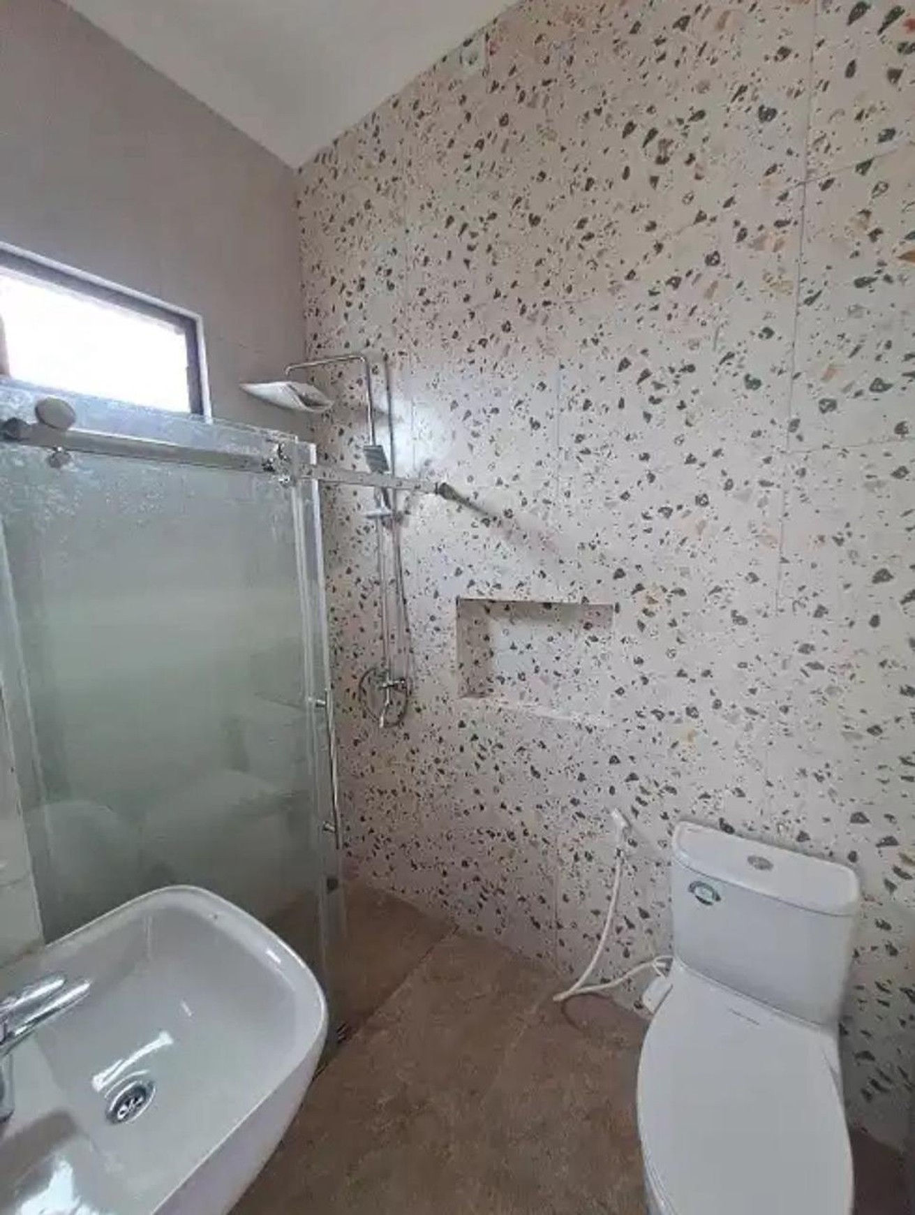 Rumah di jual modern 2 lantai dengan kolam renang