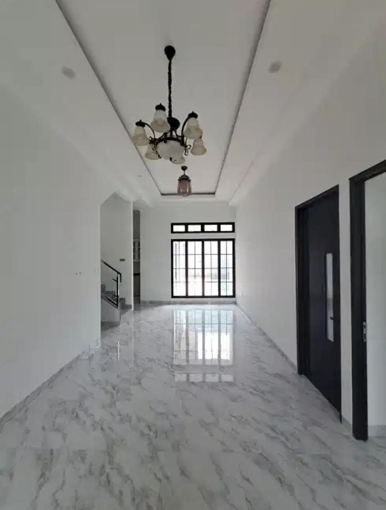 Rumah di jual modern 2 lantai dengan kolam renang