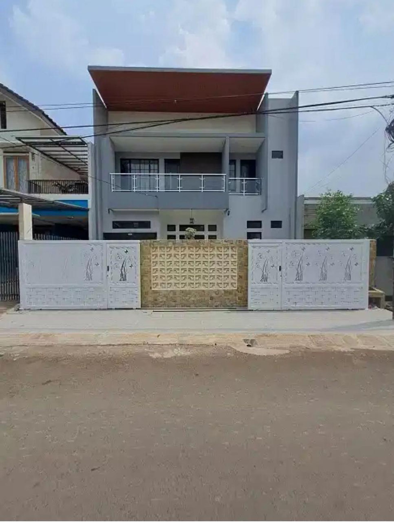 Rumah di jual modern 2 lantai dengan kolam renang