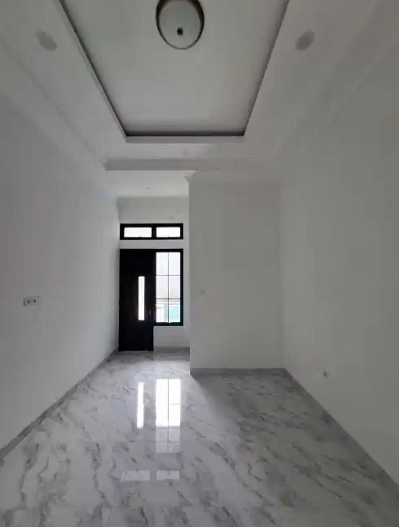 Rumah di jual modern 2 lantai dengan kolam renang