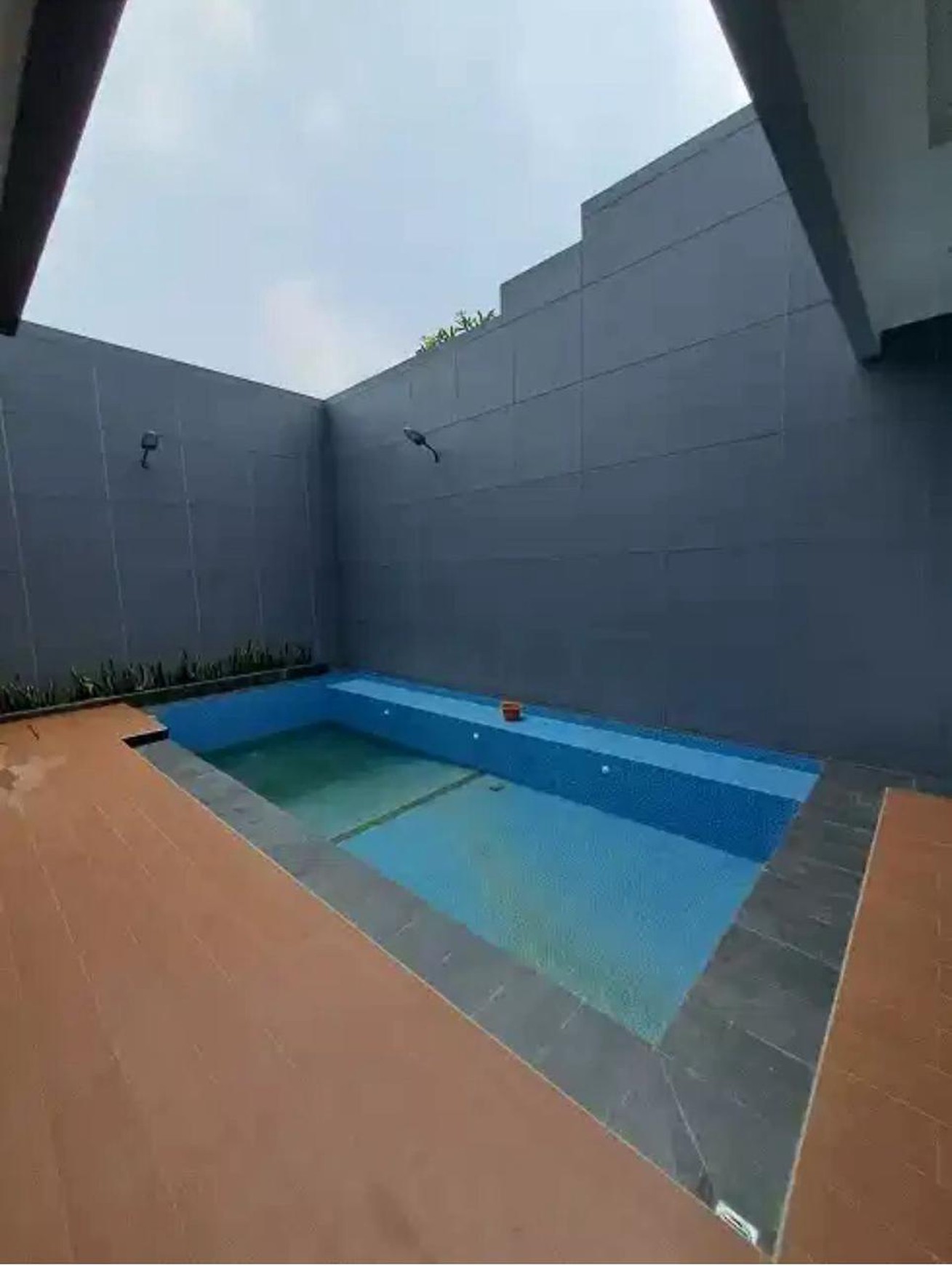 Rumah di jual modern 2 lantai dengan kolam renang