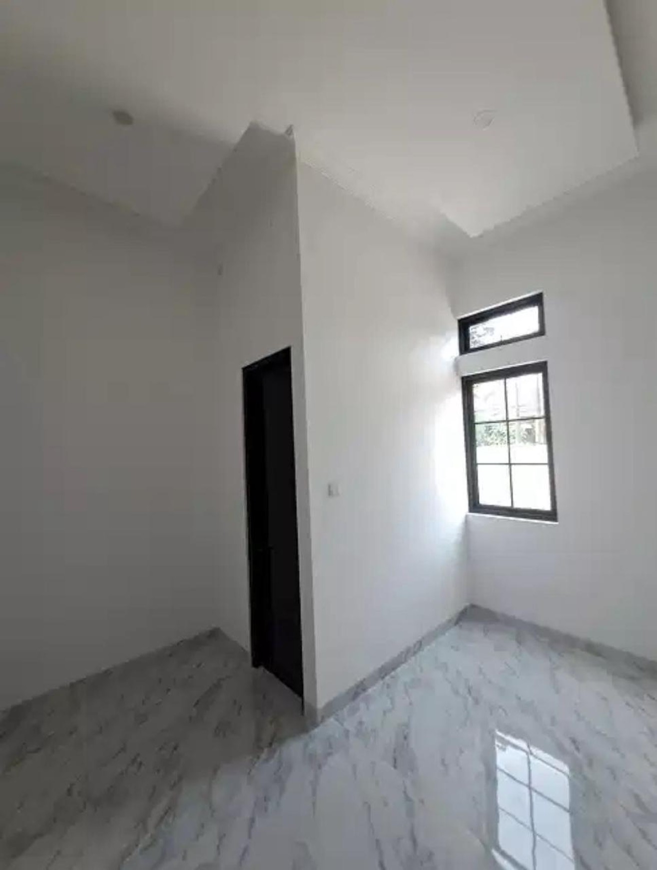 Rumah di jual modern 2 lantai dengan kolam renang
