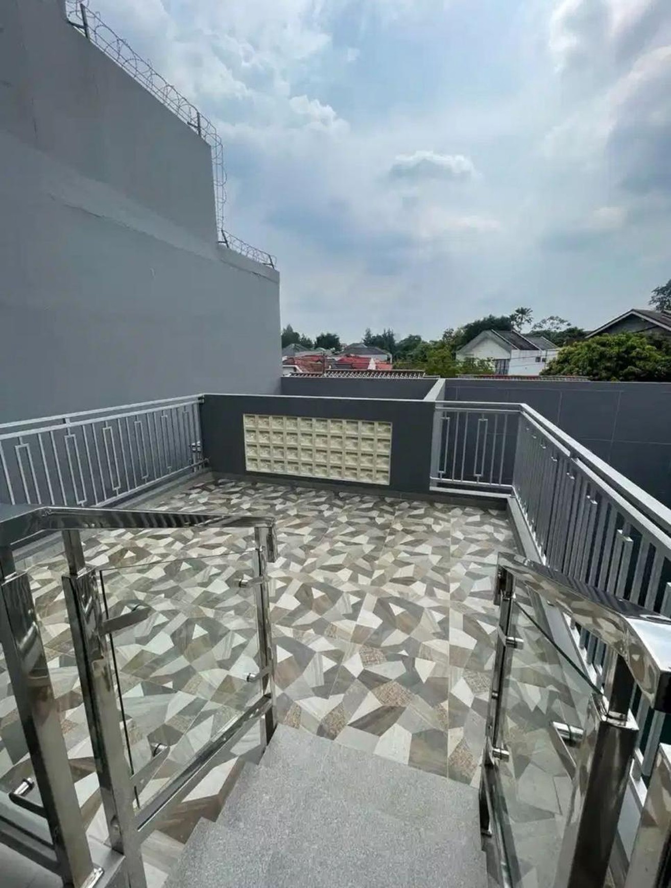 Rumah di jual modern 2 lantai dengan kolam renang
