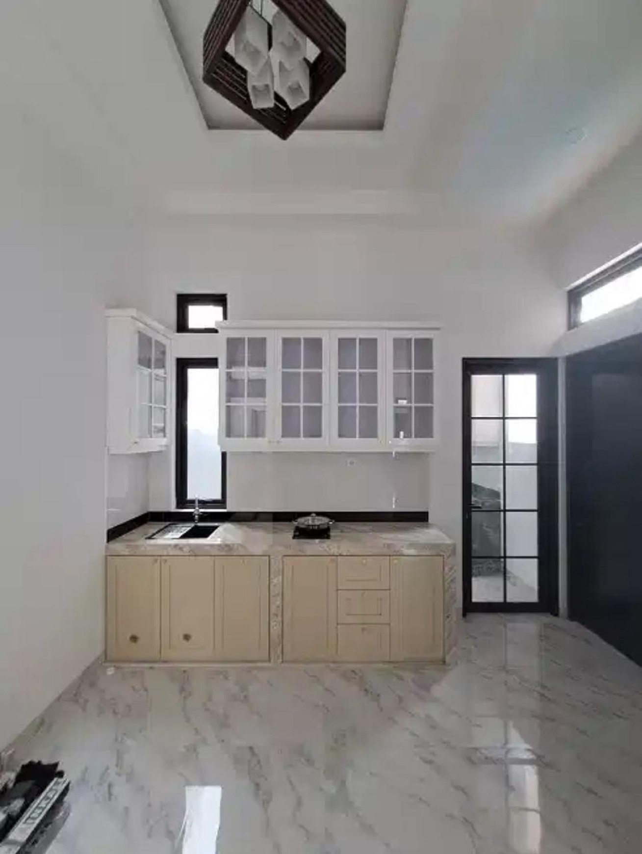 Rumah di jual modern 2 lantai dengan kolam renang
