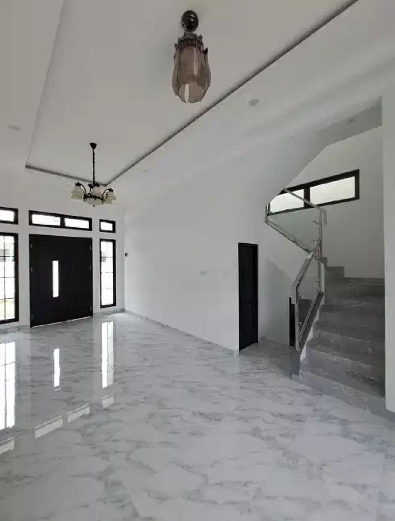 Rumah di jual modern 2 lantai dengan kolam renang