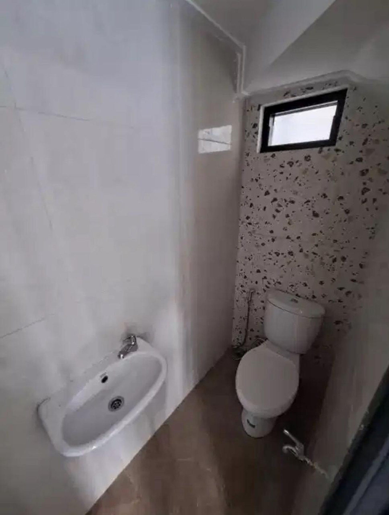 Rumah di jual modern 2 lantai dengan kolam renang