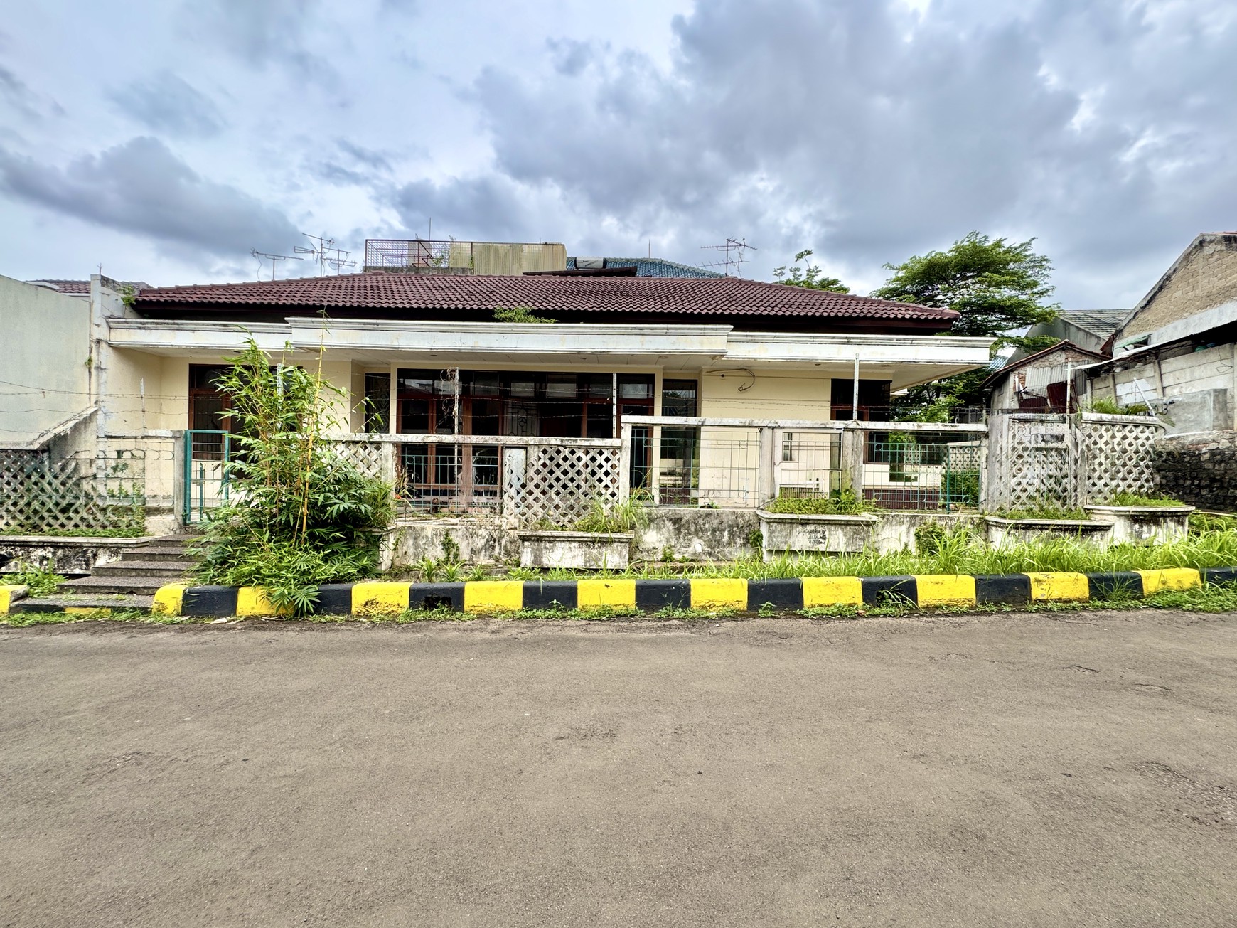 Dijual Rumah di Intercon Taman Kebon Jeruk, Jakarta Barat