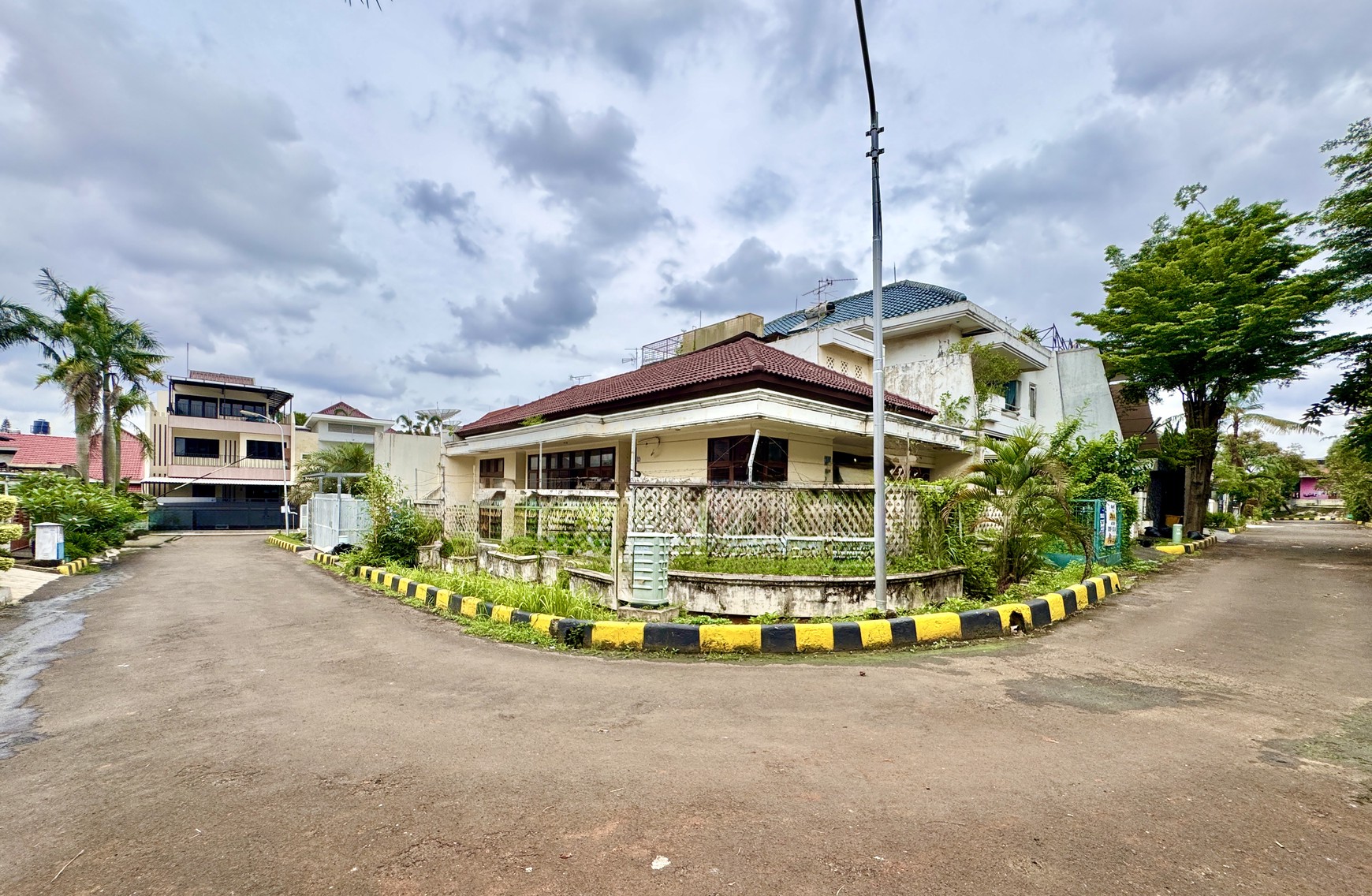 Dijual Rumah di Intercon Taman Kebon Jeruk, Jakarta Barat