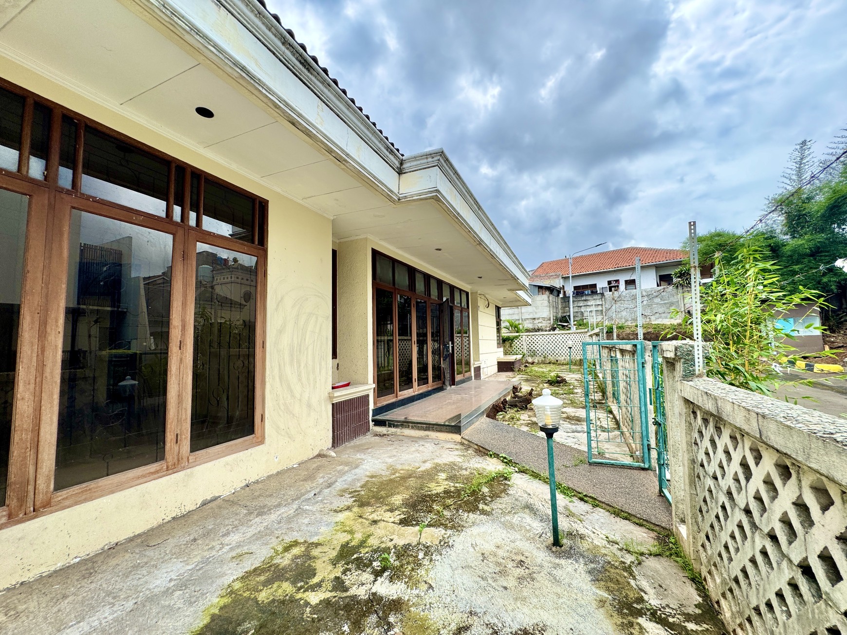 Dijual Rumah di Intercon Taman Kebon Jeruk, Jakarta Barat