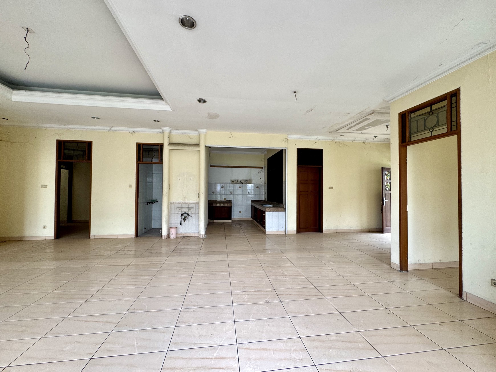 Dijual Rumah di Intercon Taman Kebon Jeruk, Jakarta Barat