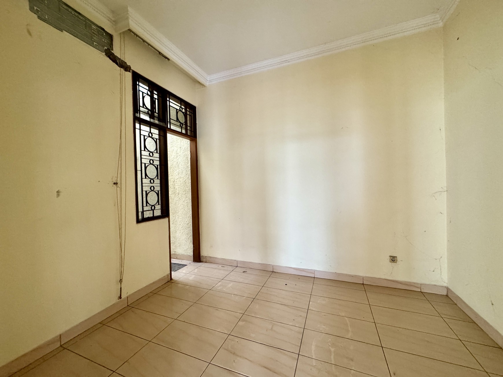 Dijual Rumah di Intercon Taman Kebon Jeruk, Jakarta Barat