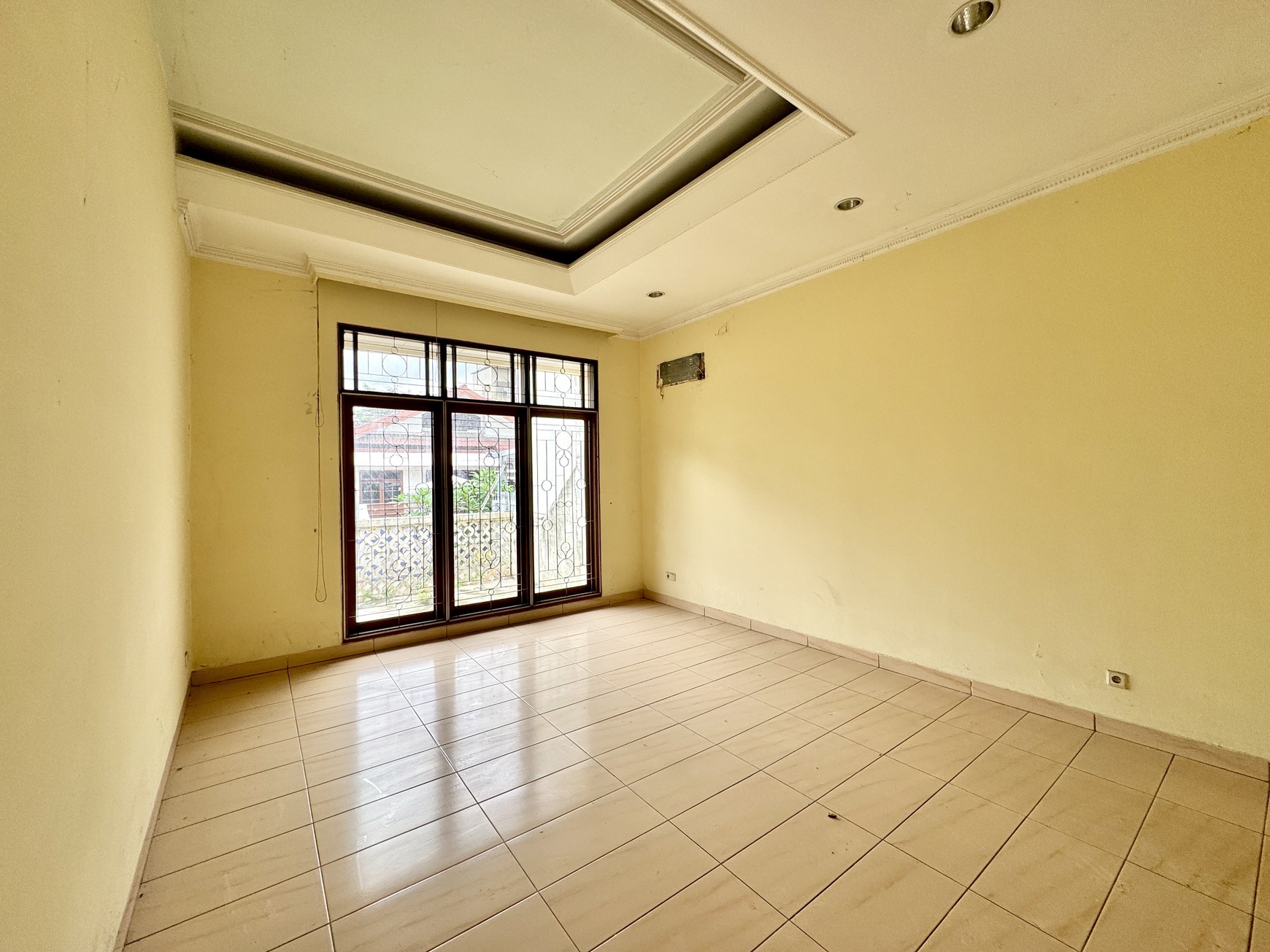 Dijual Rumah di Intercon Taman Kebon Jeruk, Jakarta Barat