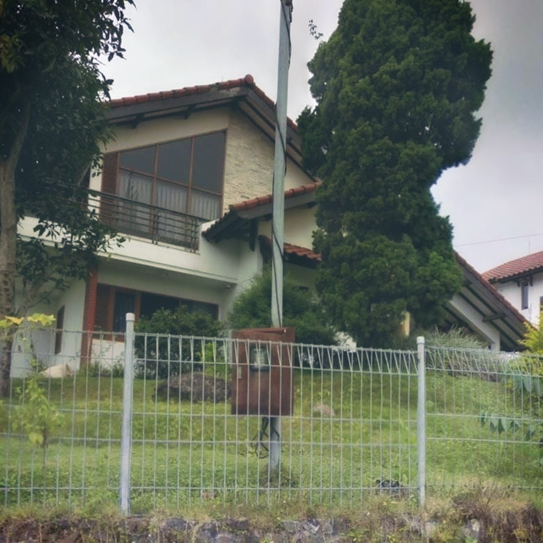 Kesempatan Langka! Villa 2 Lt di Trawas 1000m - Lokasi Private tapi Dekat Fasilitas Wisata!