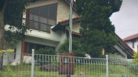 Villa Istimewa di Kawasan Hijau Trawas - 2 lantai 1000m, Cukup 2 Menit ke Hotel PCP - Cocok untuk Liburan