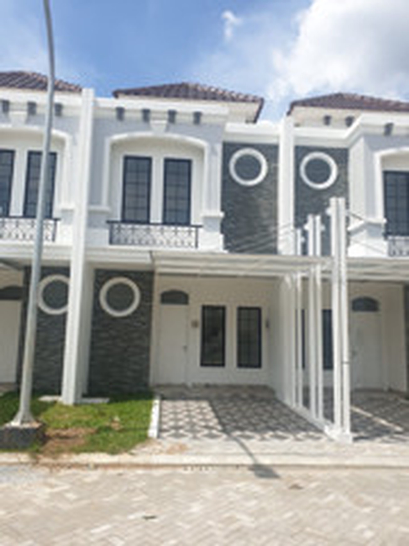 Rumah 2 lantai siap huni lokasi dekat kawasan industri Jababeka Cikarang