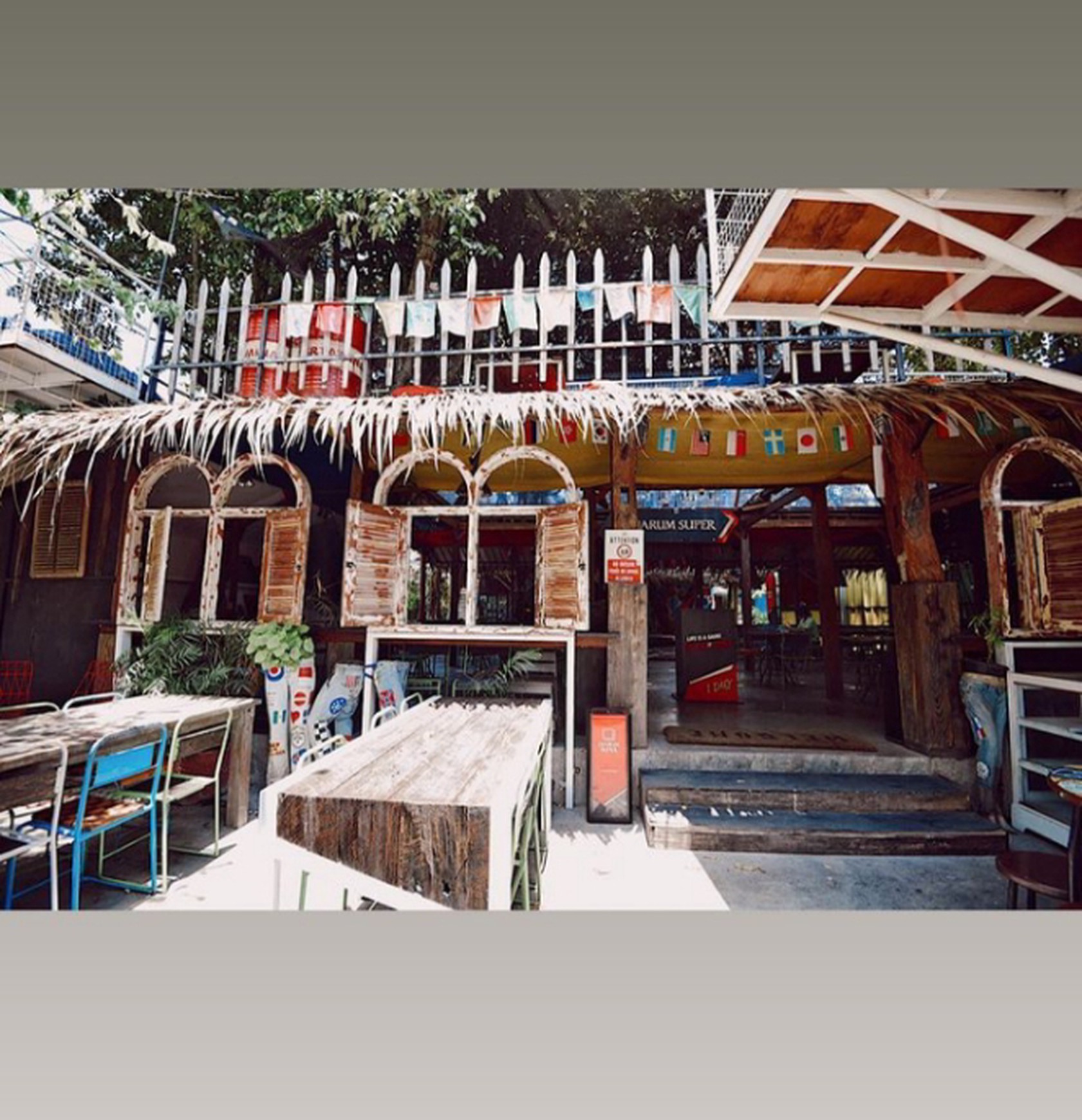 CAFE BERGAYA RUSTIK DITENGAH KAWASAN WISATA, MANTRIJERON, YOGYAKARTA