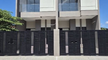 DIJUAL CEPAT 2 RUMAH KEMBAR BARU SIAP HUNI Tenggilis Mejoyo dekat UBAYA, Surabaya Timur