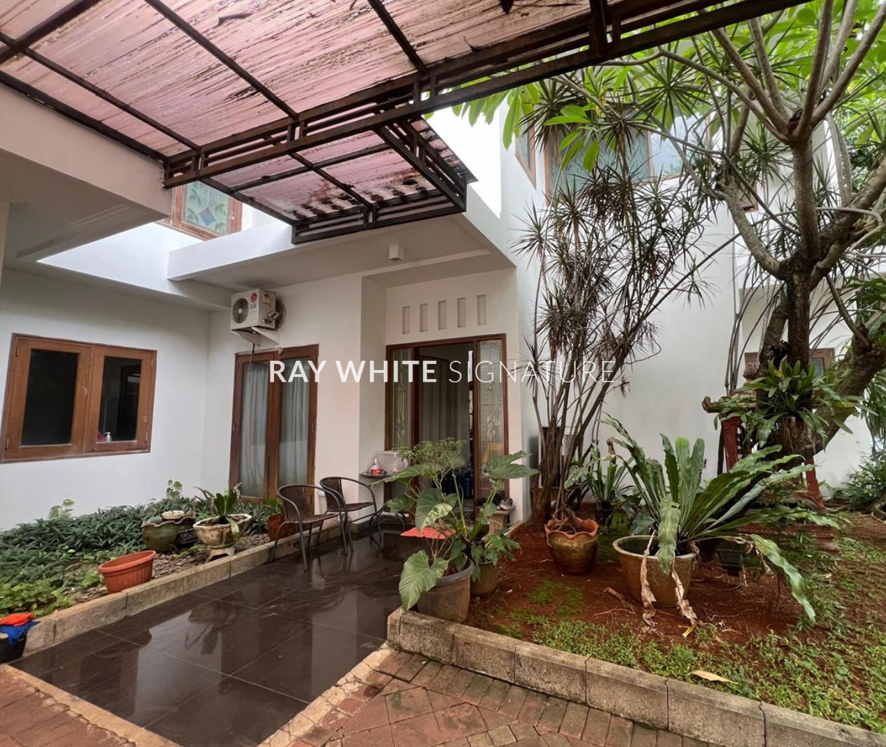 Dijual Rumah Lama Layak Huni Nuansa Bali dalam Town House di Lebak Bulus III