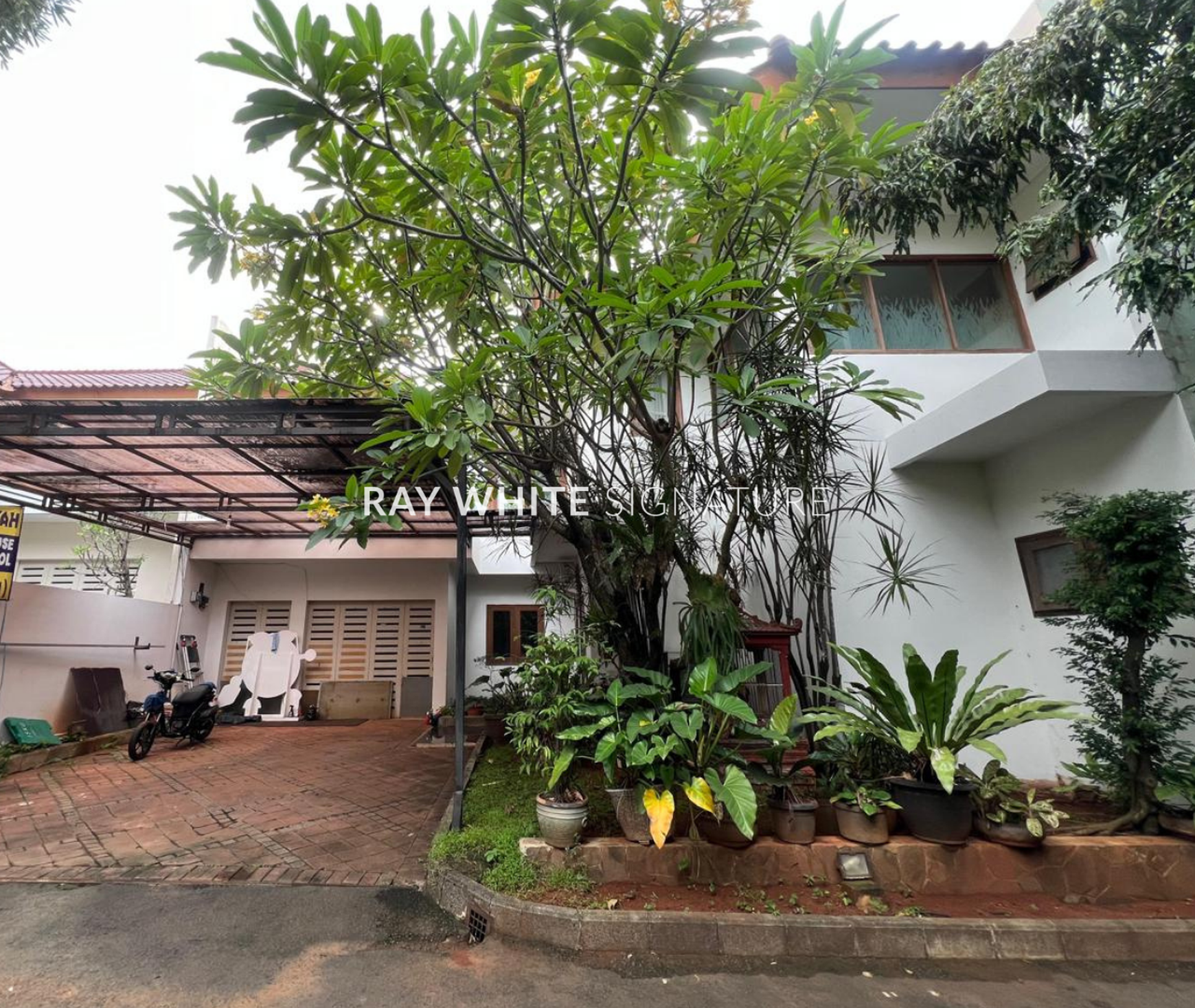 Dijual Rumah Lama Layak Huni Nuansa Bali dalam Town House di Lebak Bulus III