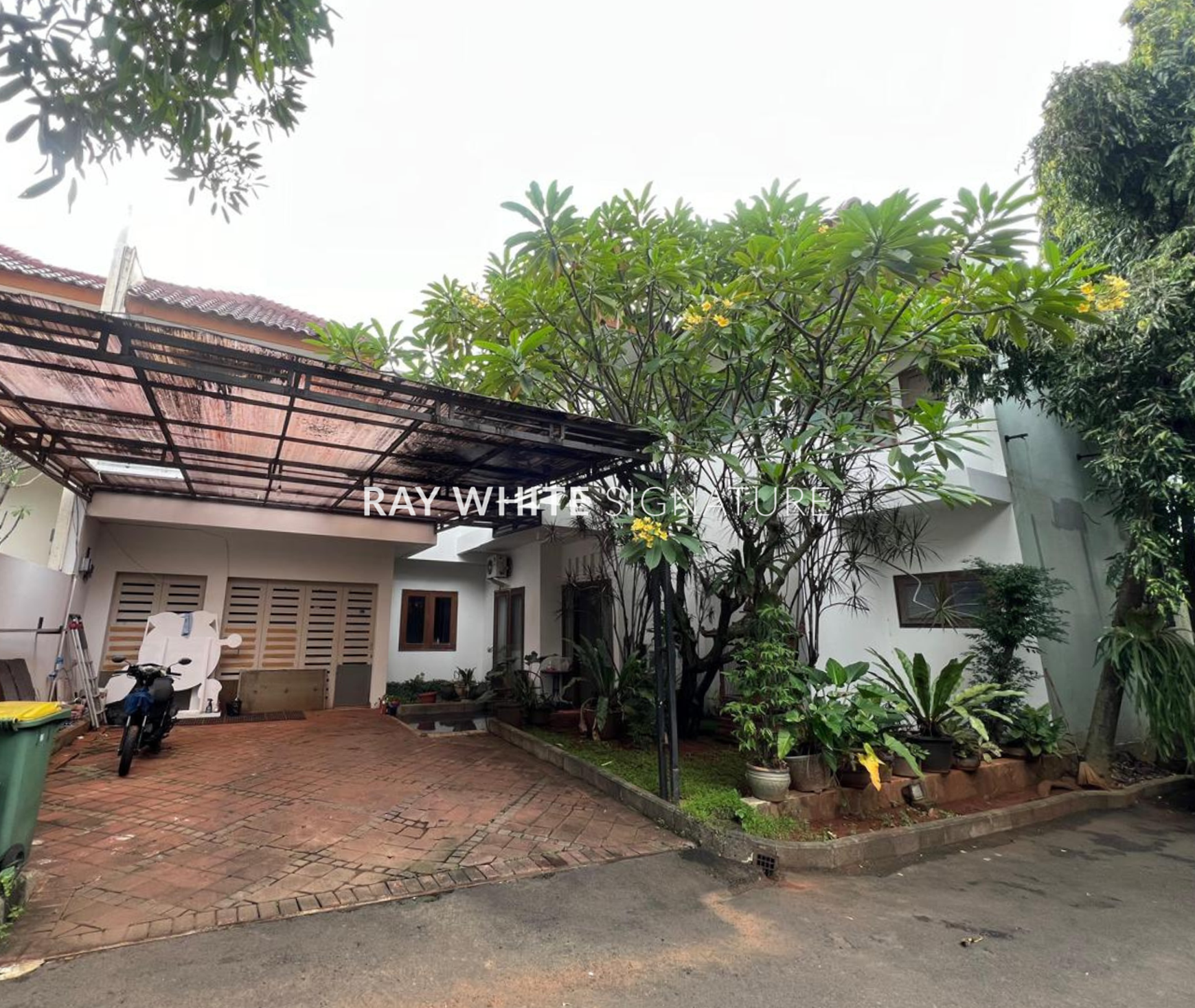 Dijual Rumah Lama Layak Huni Nuansa Bali dalam Town House di Lebak Bulus III