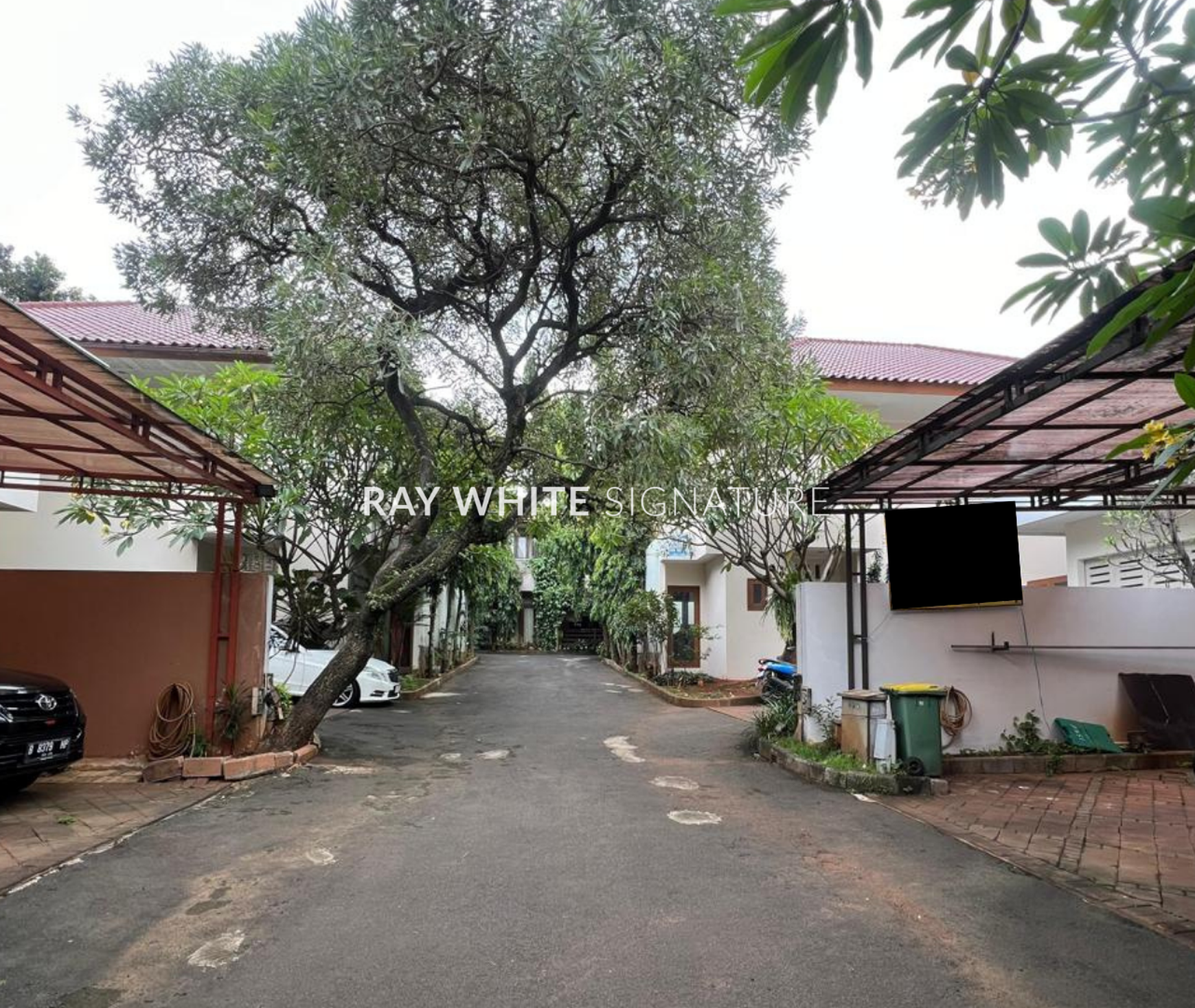 Dijual Rumah Lama Layak Huni Nuansa Bali dalam Town House di Lebak Bulus III