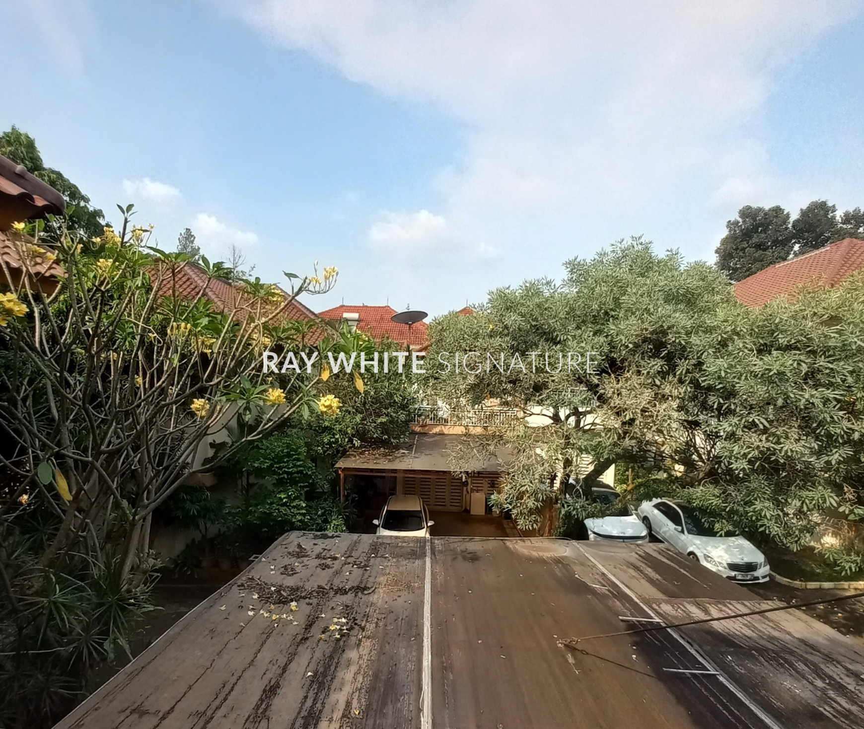 Dijual Rumah Lama Layak Huni Nuansa Bali dalam Town House di Lebak Bulus III