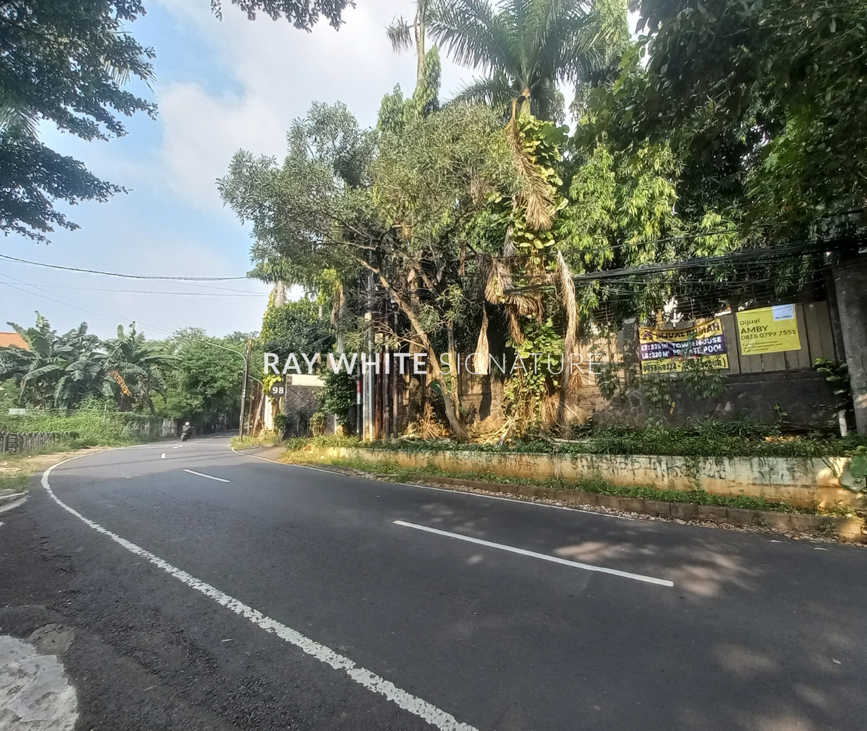 Dijual Rumah Lama Layak Huni Nuansa Bali dalam Town House di Lebak Bulus III