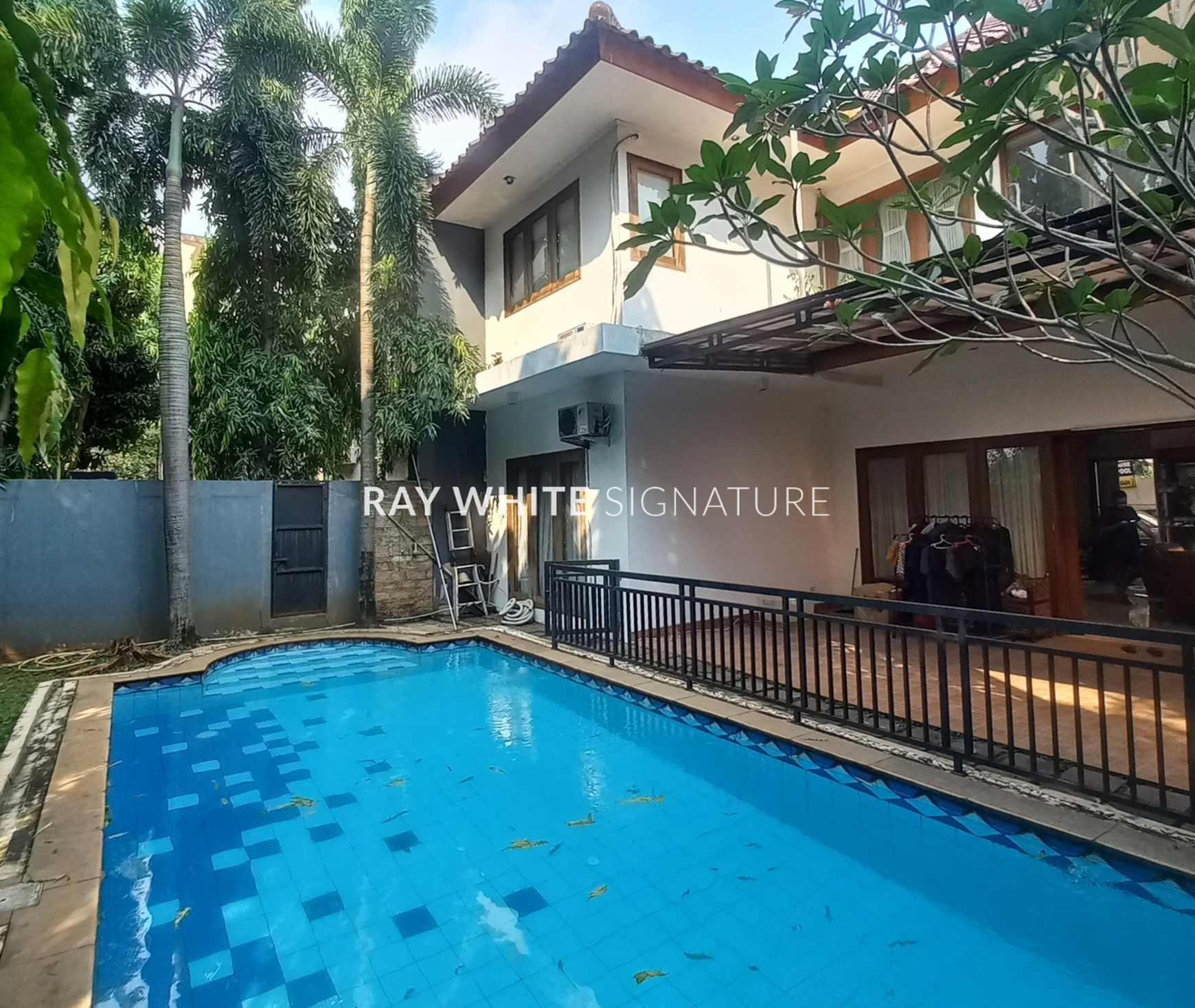 Dijual Rumah Lama Layak Huni Nuansa Bali dalam Town House di Lebak Bulus III